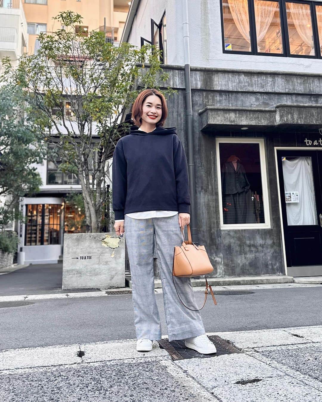 三佐和あやのインスタグラム：「#PR ちょっと そこまでスタイル🚶 去年の ユニクロ パーカーに 袖を通しただけでも、 季節が 進んだのが 楽しくって わくわくしちゃう😆  ひとつ前の コーデ投稿したとき履いていた ウォーキングシューズと 同じだよ👟    @akaishi.official の  レースアップの レザースニーカーは   どんな ファッションにも、 すっ、と馴染んで、 忙しいわたしの 強い味方✨  靴中の生地が、やわらかで 肌触りが さらさらのニット生地🧶  靴裏のラバーは すごく軽くて、クッション性のあるラバーを使ってるから、 一般的なラバー底スニーカーより軽量。  足が疲れないし、 どんどん歩けるよ〜  アカイシは 足の健康のことを 大切に 考えているブランドだから  返品交換伝票が 靴と 一緒についてくるの！！  買った靴の品番も 書いてあるから、 こっちの手間は省けるし 対応早いよ！！  通販で買っても、 試せるって考えたら、すごく安心感あるよね☺️  足に優しいスニーカー👟 皆さんにも 履いていただきたいです！！ おすすめ👍  ☑︎ ブランド紹介  　AKAISHIは、外反母趾など 様々な足の悩みを持つ方が、  歩くことで足の健康を  とりもどす靴を研究開発している ブランドです。  　数千人の足裏の形から導き出された AKAISHIオリジナルのインソールは履いた瞬間、 　足裏に吸いつくようにフィットします。  　→公式通販サイト：「AKAISHI　靴」で検索  @akaishi.official   #40代ファッション #アラフォーコーデ  #30代コーデ #アラサーファッション #アラフィフファッション #ユニジョ   #AKAISHI #AKAISHI公式通販 #アカイシ #ArchFitter #アーチフィッター #新商品 #外反母趾 #足底筋膜炎 #足が痛い #スニーカー #ウォーキングシューズ #レースアップシューズ #シューズ」