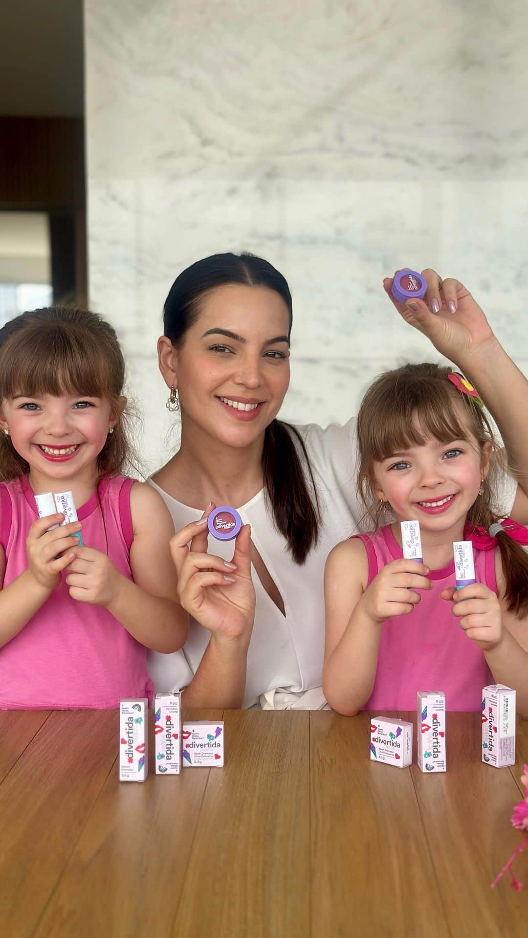 quem disse, berenice?のインスタグラム：「Nada mais divertido do que brincar com os filhos no #DiadasCrianças, concordam?   Vem preparar a make com essa linha INCRÍVEL da @quemdisseberenice.  A linha Divertida Make é uma dose de alegria todos os dias. Experimente com a sua criança e seja feliz ❤️ #DivertidaMake #publicidade」