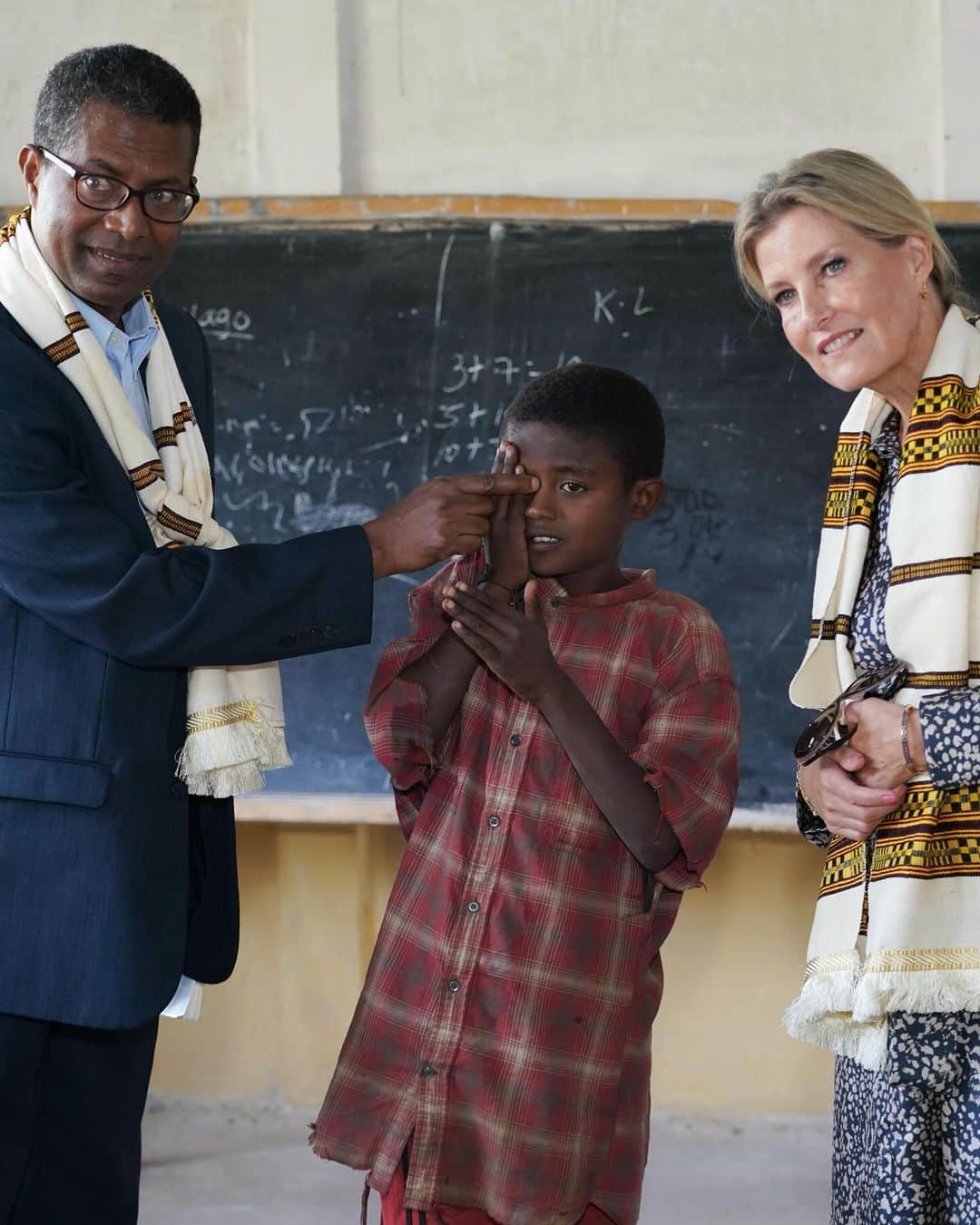ロイヤル・ファミリーのインスタグラム：「This week, The Duchess of Edinburgh has been in Ethiopia with @orbis_uk to highlight services protecting the vision of children and adults. Her Royal Highness is Global Ambassador for the International Agency for the Prevention of Blindness, @iapb .  In Hawassa on Tuesday, HRH met health workers screening for and treating blinding trachoma at a primary eye care unit. With repeated infections, this condition will cause a person’s eyelids to turn inwards, scrapping and damaging the surface with every painful blink.  At a local school, HRH saw how children are screened by teachers for eye conditions, and where they learn how to protect themselves from trachoma through school eye care clubs.  On Wednesday in Addis Ababa, HRH took part in a historic trachoma elimination conference, which brought together over 40 organisations and more than 100 participants to discuss obstacles, successes and future plans.  Today, The Duchess joined events to mark World Sight Day at Berhanena Selam Printing Enterprise, where over 900 staff were provided with free eye tests and offered presentations about how to protect their vision.」