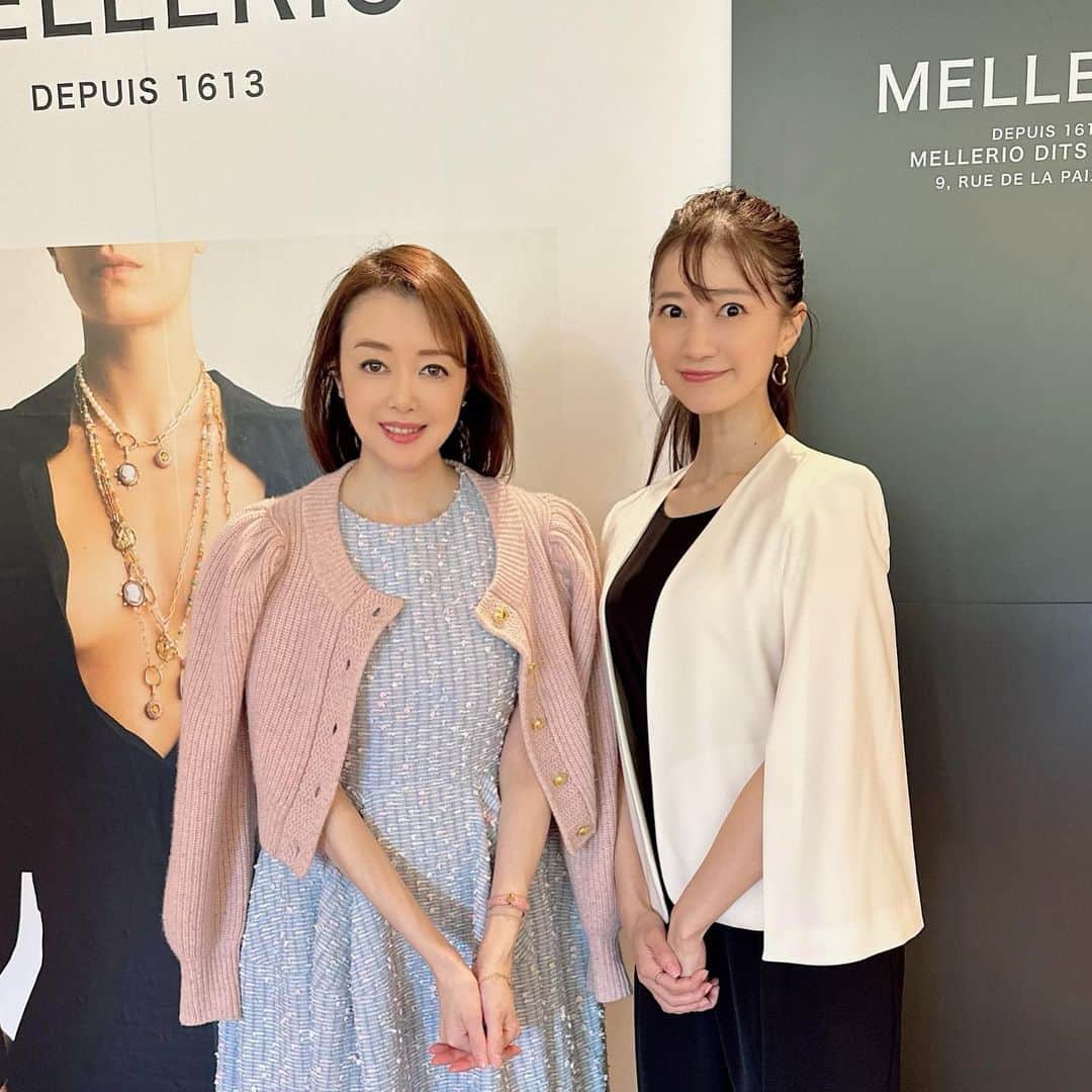 麻生あくらのインスタグラム：「眼福な一日✨  お昼は フランス最古のジュエラーメレリオの展示会へフランス大使公邸へ。 15代当主と📷❣️ マリーアントワネットが所有していたブレスレット、カメオとルビーが愛らしくて... ジュエリーを通じて彼女を感じ、言葉にならなかった... @melleriojoaillier  　 そしてー！後輩の ねねちゃんに会えて嬉しくなっちゃう先輩A🍒大騒ぎ❣️ありがとう😊 @yumesaki__nene   午後はハリーウィンストンの展示会へ 素晴らしいハリーカットの眩いダイアモンドにため息😮‍💨😮‍💨😮‍💨💝 大好きなマダムと💝  @harrywinston   美しいものを見るだけでも人生が足りません❣️💝  #akurarobe  #mellerio  #harrywinston  #highjewelry」