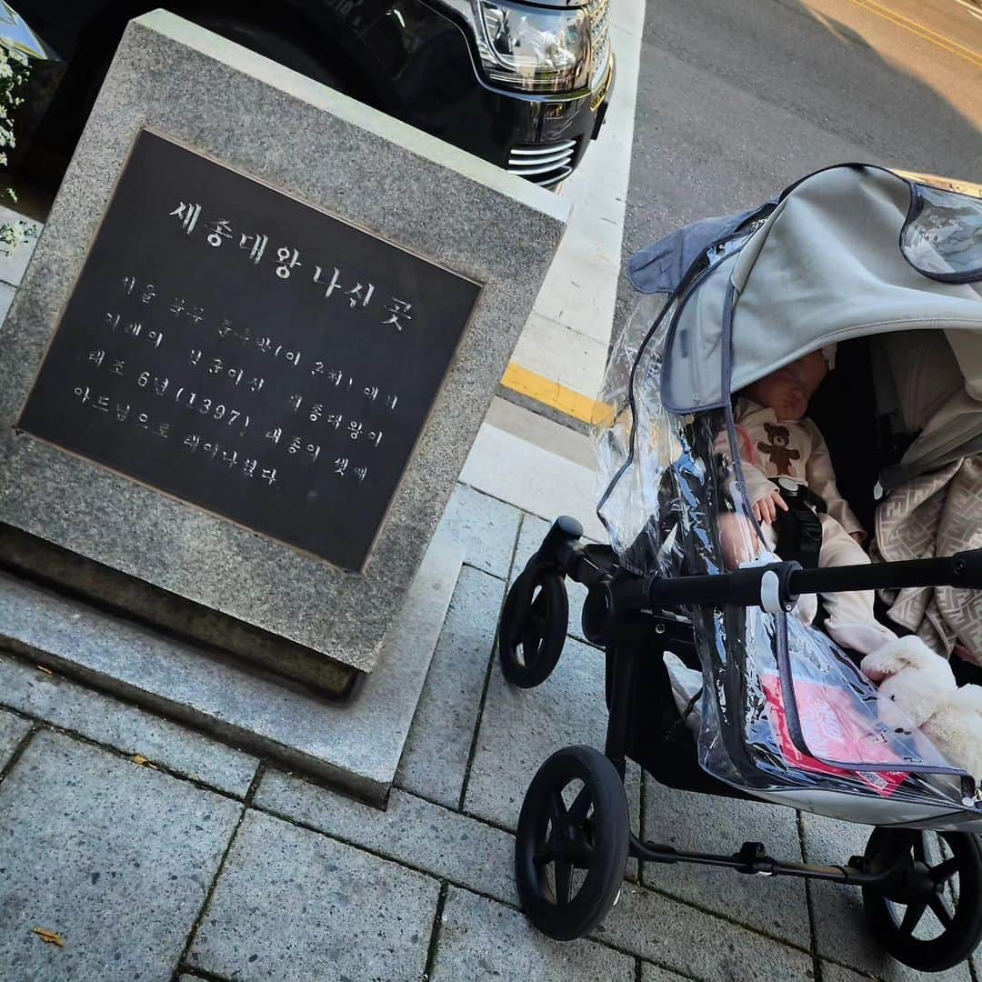 コン・ヒョンジュさんのインスタグラム写真 - (コン・ヒョンジュInstagram)「#한글날 #둥이가족 #광화문 나들이 👶👶 길 가다 우연히 만난 #한글가온길 #세종대왕나신곳 #경복궁 외곽 한적한 곳에서 찰칵📸」10月12日 23時04分 - konghyunjoo