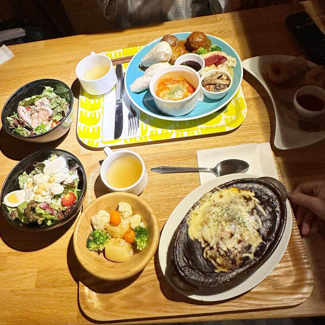 恵美さんのインスタグラム写真 - (恵美Instagram)「.  先日仲良しのりらちゃんと おふろcafé utatane に行ってきました♨️❣️ @ofurocafe.utatane  @kirarin_harry_official   埼玉県の大宮 鉄道博物館駅にあるスーパー銭湯andホテル✨  オシャレなカフェのような とってもキレイな館内で たくさんのお風呂とセルフロウリュ可能な サウナもあります🥰  ソファーやベッド、ハンモックなど 寝ころべる場所がいろんな場所にあり 漫画や雑誌も読み放題📖♪  美味しいご飯 ビーズアクセ作り 温泉 バレルサウナ 泡バズーカ体験 ウィスキング  など楽しいことが盛りだくさんすぎて 1泊2日があっという間でした🥹❤️  また絶対行きたい 本当にオススメな施設です♨️💕  #サウナ #サウナ女子 #旅行 #埼玉 #温泉」10月12日 23時15分 - emi_florence819