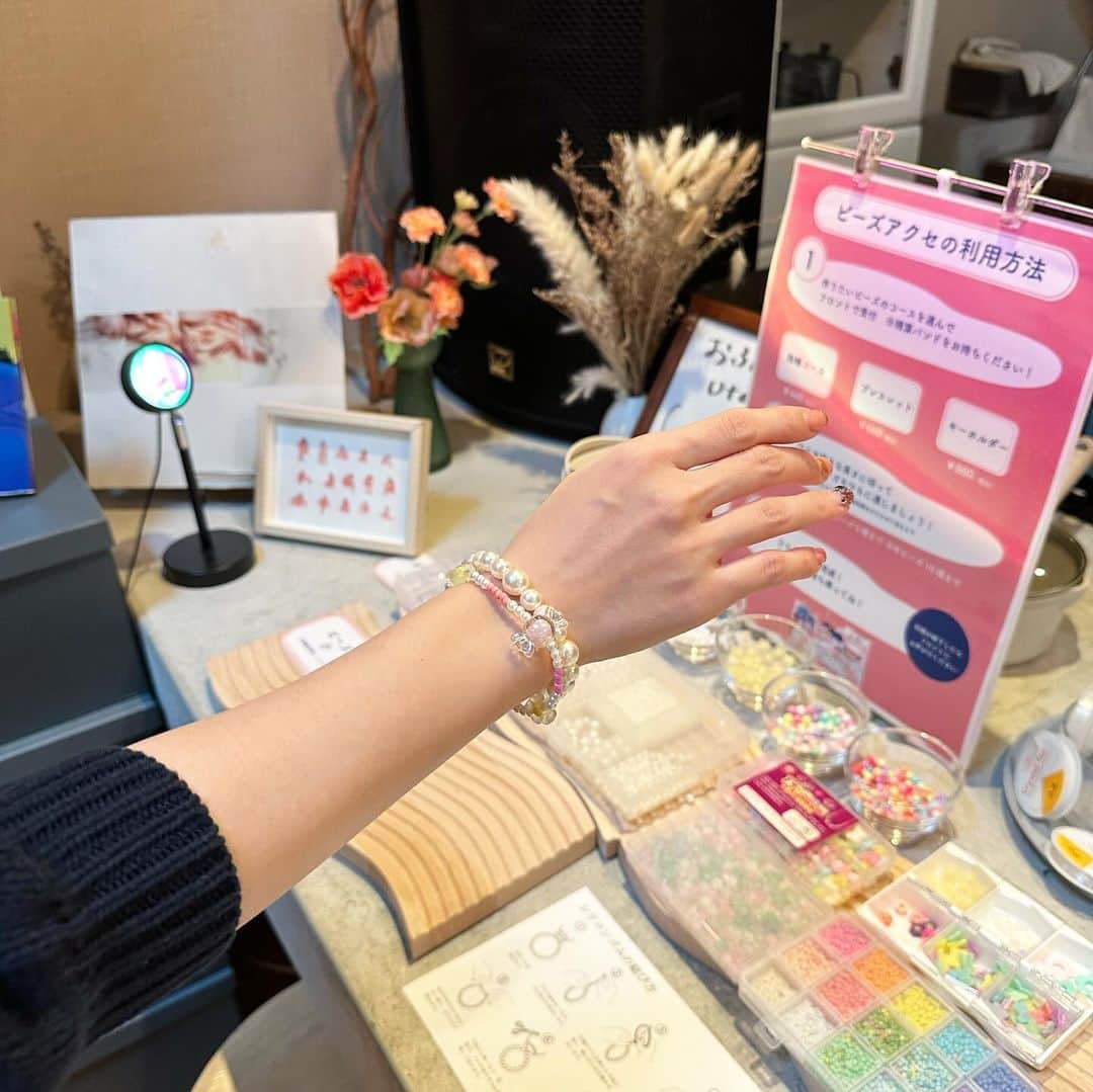 恵美さんのインスタグラム写真 - (恵美Instagram)「.  先日仲良しのりらちゃんと おふろcafé utatane に行ってきました♨️❣️ @ofurocafe.utatane  @kirarin_harry_official   埼玉県の大宮 鉄道博物館駅にあるスーパー銭湯andホテル✨  オシャレなカフェのような とってもキレイな館内で たくさんのお風呂とセルフロウリュ可能な サウナもあります🥰  ソファーやベッド、ハンモックなど 寝ころべる場所がいろんな場所にあり 漫画や雑誌も読み放題📖♪  美味しいご飯 ビーズアクセ作り 温泉 バレルサウナ 泡バズーカ体験 ウィスキング  など楽しいことが盛りだくさんすぎて 1泊2日があっという間でした🥹❤️  また絶対行きたい 本当にオススメな施設です♨️💕  #サウナ #サウナ女子 #旅行 #埼玉 #温泉」10月12日 23時15分 - emi_florence819