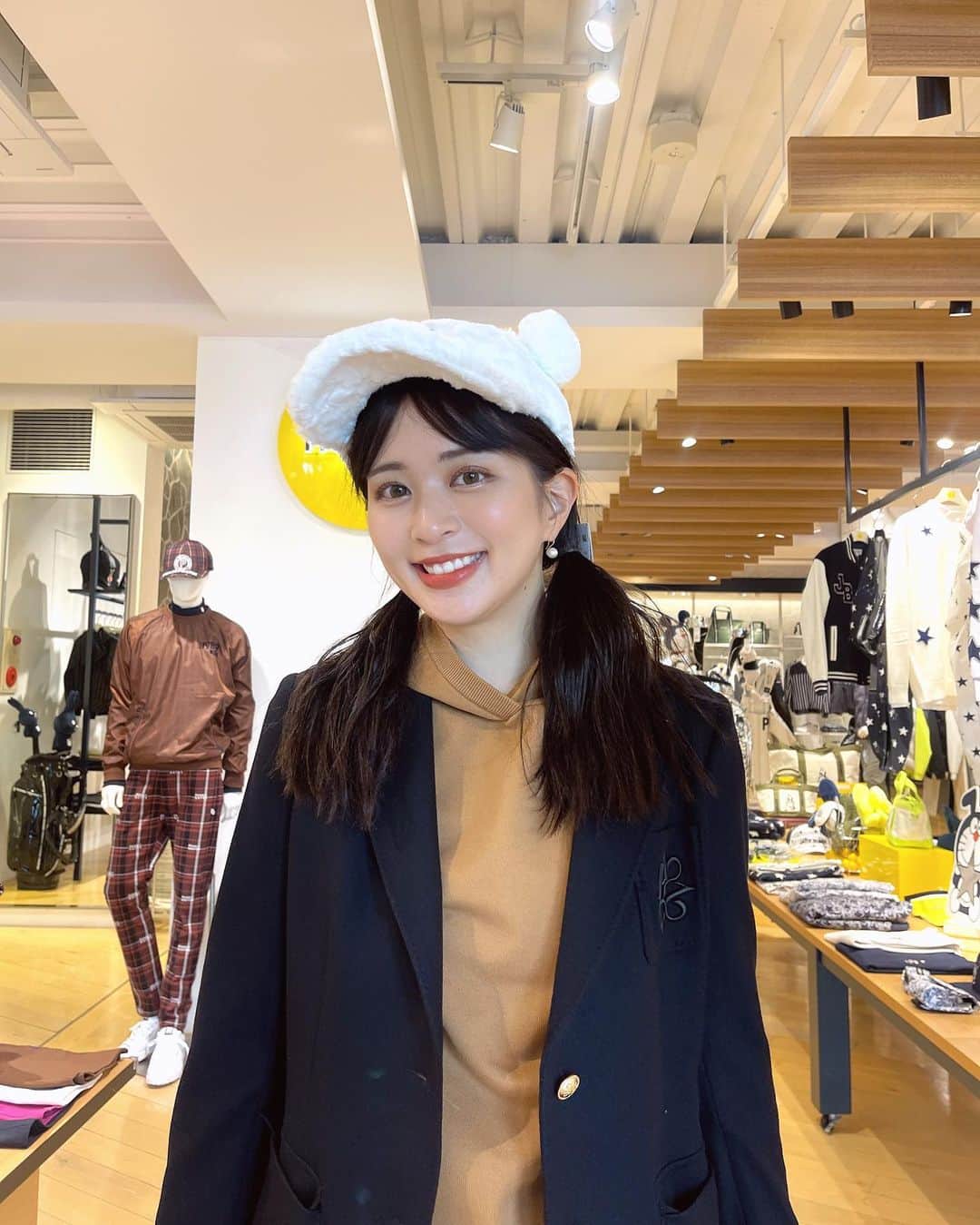 沖田愛加のインスタグラム：「. . . ゴルフロケでした♡  ゴルフウェがとっても可愛くてめーーっちゃテンション上がった！♡ 女子高生みたいな気分になったよ🫶 プーさんの帽子と鞄がとってもお気に入り♡」