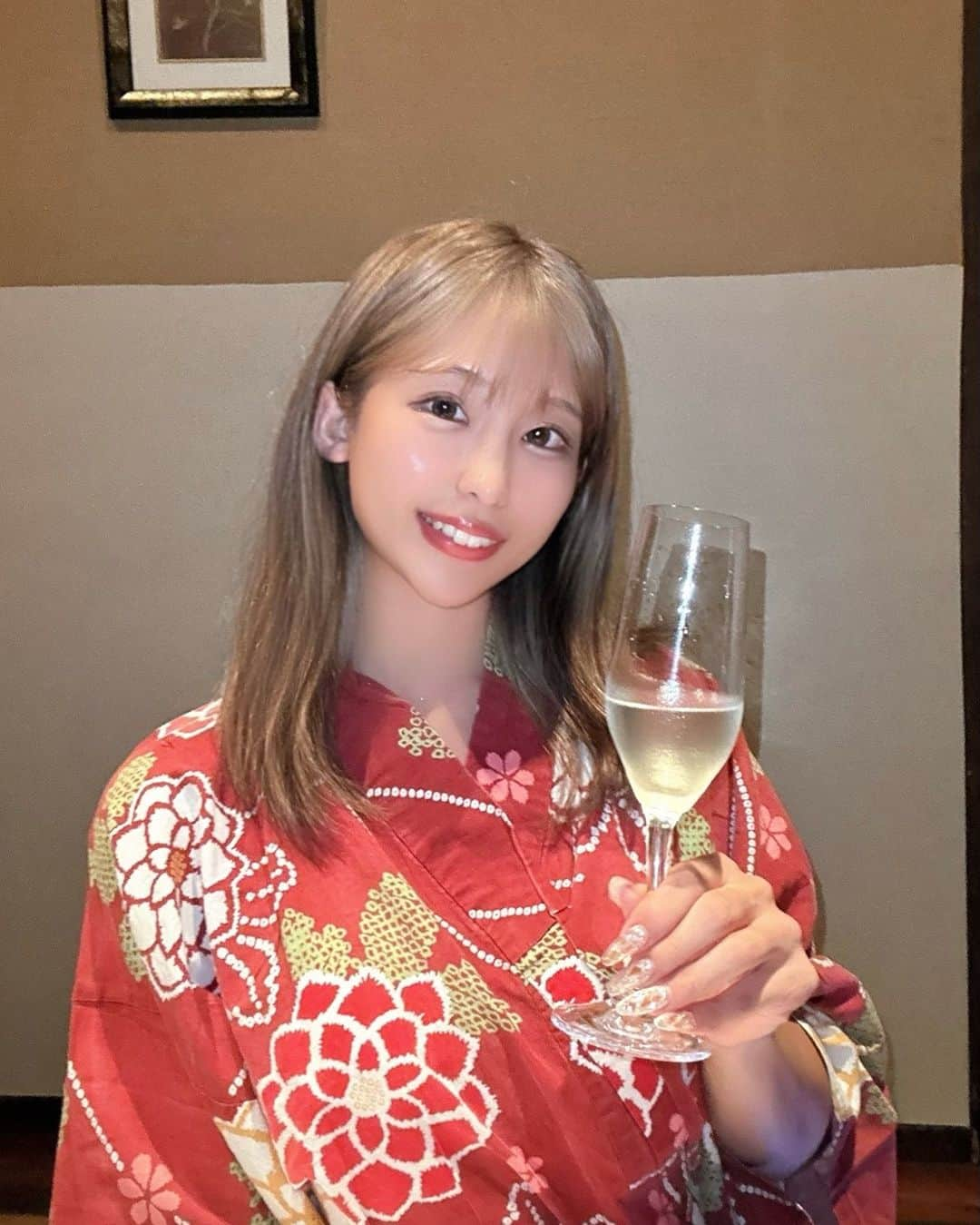 ももねのインスタグラム：「⁡ ⁡一緒に乾杯しよー🥂✨ ⁡ ⁡⁡ ⁡⁡ ⁡⁡ ⁡⁡ ⁡⁡ ⁡⁡ ⁡ #お酒 #お酒女子 #浴衣 #浴衣女子 #ワイングラス #お酒好き女子 #乾杯 #ディナー」