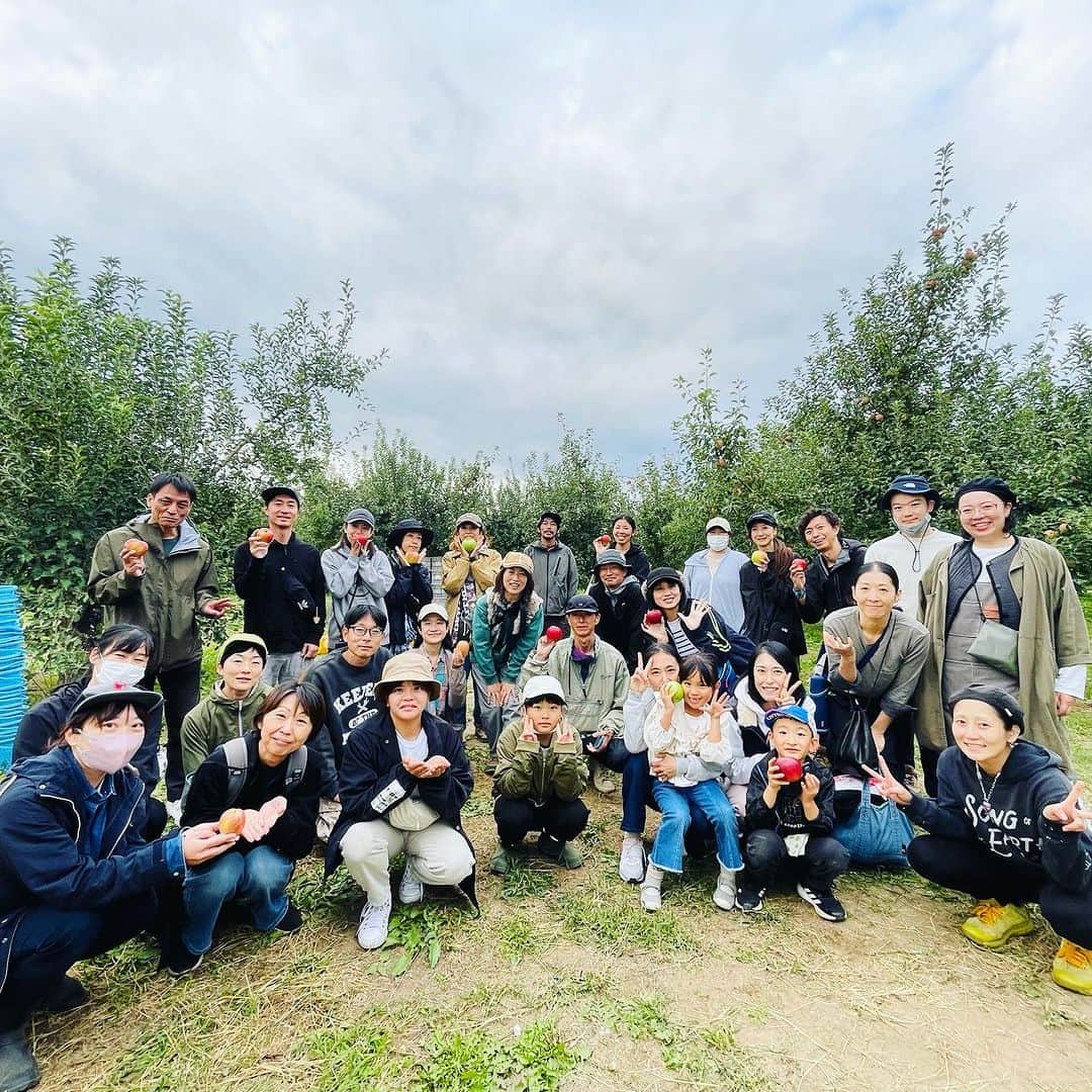 CANDLE JUNEさんのインスタグラム写真 - (CANDLE JUNEInstagram)「今年も長野ポンド童のリンゴ収穫させてもらいました。今日からショップとLFNオンラインショップで販売してます。だいすきな秋映です。是非しっかり拭いて磨いて皮ごと食べてみてください。 #lovefornippon #リンゴスタープロジェクト #ポンド童 #長野 #秋映」10月12日 23時10分 - candle_june