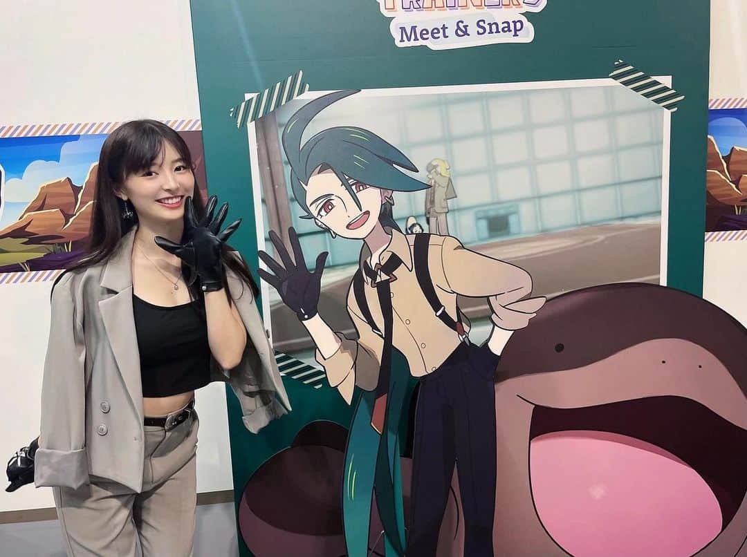 武藤十夢のインスタグラム：「チリちゃん💕 お揃いの手袋つけてみたー😎✨️ . . #pokémontrainersmeetsnap  #ポケモントレーナーズアルバム #ポケモン #Pokemon #ポケモンsv  #チリ #photospot」