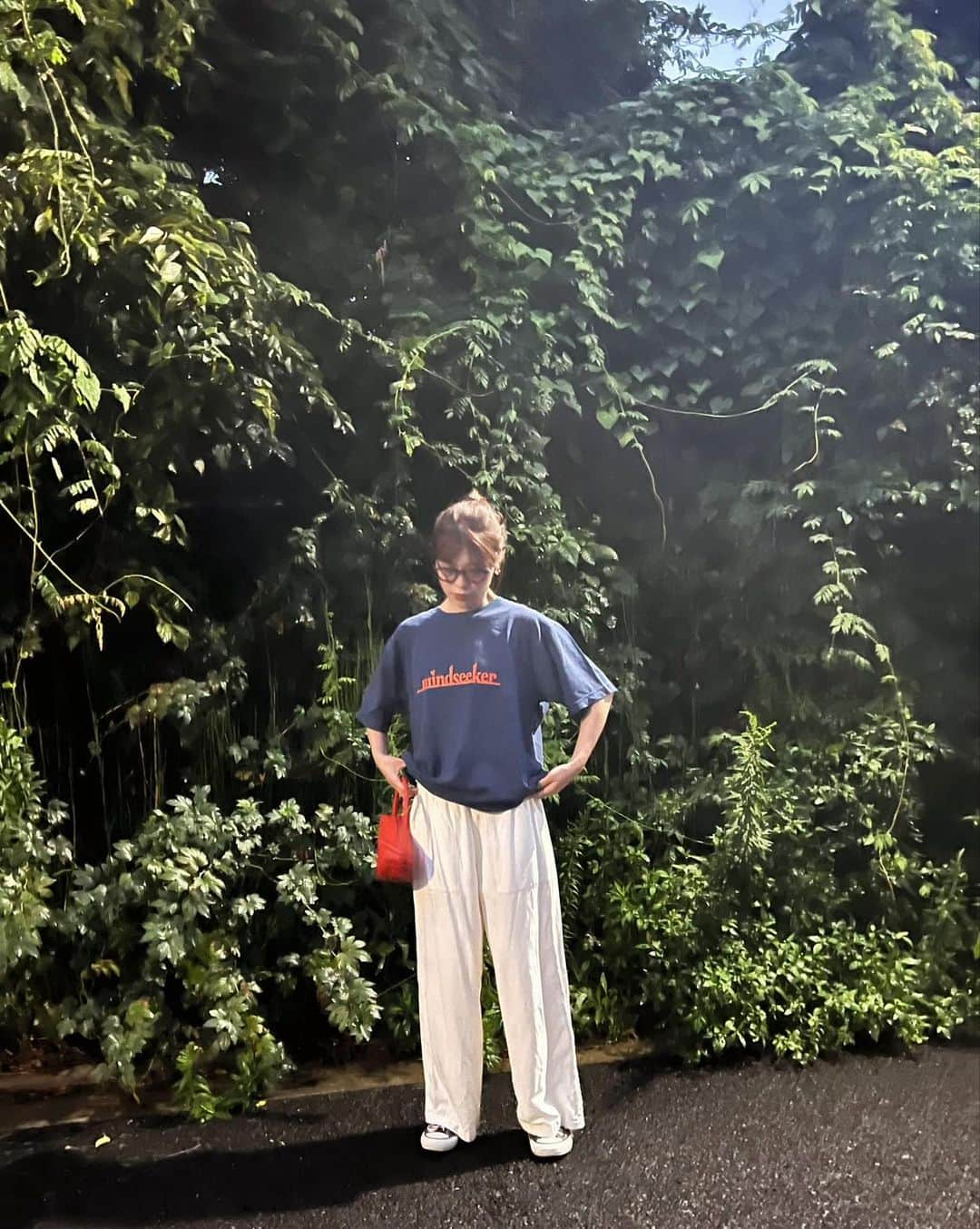 三橋栄香さんのインスタグラム写真 - (三橋栄香Instagram)「いつかの夜散歩。ラフ〜〜〜  いつもTシャツはインするけど、 @mindseeker80s  のTシャツはそのままオーバーサイズで着たかった❤️‍🔥  Tshirt: @mindseeker80s  pants: @casa_fline  shoes: @converse_jp  glass: @eyevan_official  bag: @public_tokyo   #wear#fashion#coordinate#ファッション#Tシャツ#mindseeker #converse#eyevan#casafline #publictokyohongkong#低身長コーデ#カジュアル#ファッション#コーディネート」10月12日 23時16分 - mihashi_haruka