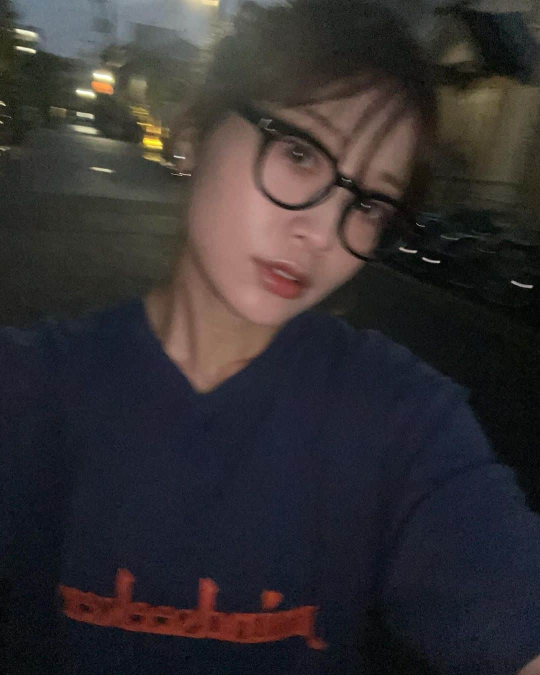 三橋栄香さんのインスタグラム写真 - (三橋栄香Instagram)「いつかの夜散歩。ラフ〜〜〜  いつもTシャツはインするけど、 @mindseeker80s  のTシャツはそのままオーバーサイズで着たかった❤️‍🔥  Tshirt: @mindseeker80s  pants: @casa_fline  shoes: @converse_jp  glass: @eyevan_official  bag: @public_tokyo   #wear#fashion#coordinate#ファッション#Tシャツ#mindseeker #converse#eyevan#casafline #publictokyohongkong#低身長コーデ#カジュアル#ファッション#コーディネート」10月12日 23時16分 - mihashi_haruka