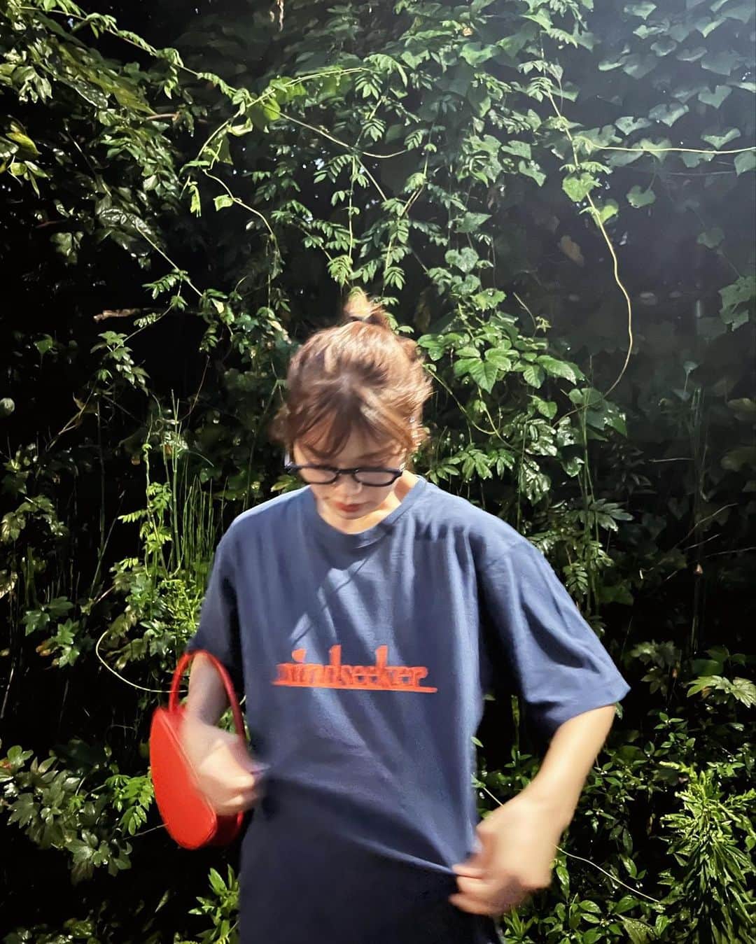 三橋栄香さんのインスタグラム写真 - (三橋栄香Instagram)「いつかの夜散歩。ラフ〜〜〜  いつもTシャツはインするけど、 @mindseeker80s  のTシャツはそのままオーバーサイズで着たかった❤️‍🔥  Tshirt: @mindseeker80s  pants: @casa_fline  shoes: @converse_jp  glass: @eyevan_official  bag: @public_tokyo   #wear#fashion#coordinate#ファッション#Tシャツ#mindseeker #converse#eyevan#casafline #publictokyohongkong#低身長コーデ#カジュアル#ファッション#コーディネート」10月12日 23時16分 - mihashi_haruka