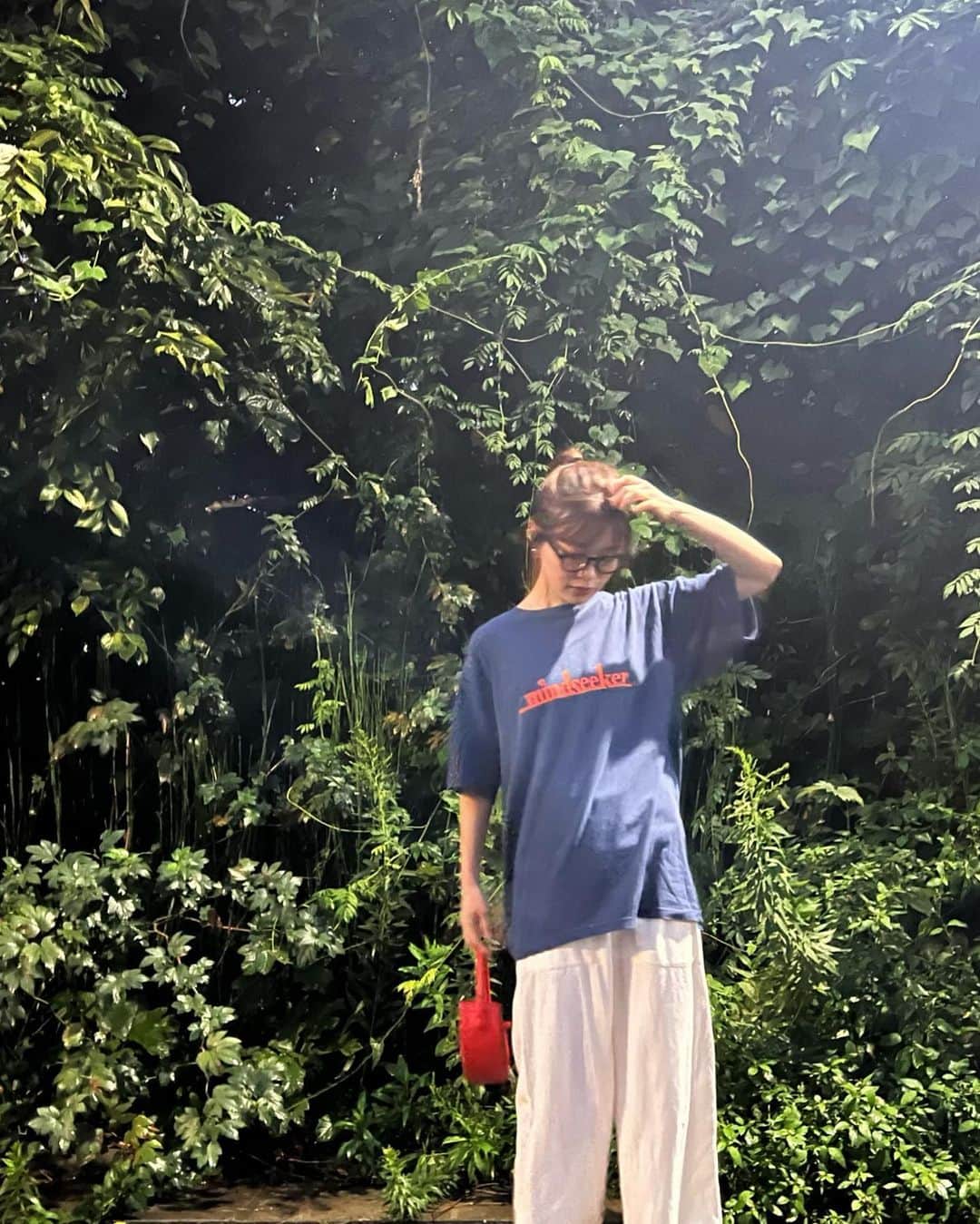 三橋栄香さんのインスタグラム写真 - (三橋栄香Instagram)「いつかの夜散歩。ラフ〜〜〜  いつもTシャツはインするけど、 @mindseeker80s  のTシャツはそのままオーバーサイズで着たかった❤️‍🔥  Tshirt: @mindseeker80s  pants: @casa_fline  shoes: @converse_jp  glass: @eyevan_official  bag: @public_tokyo   #wear#fashion#coordinate#ファッション#Tシャツ#mindseeker #converse#eyevan#casafline #publictokyohongkong#低身長コーデ#カジュアル#ファッション#コーディネート」10月12日 23時16分 - mihashi_haruka
