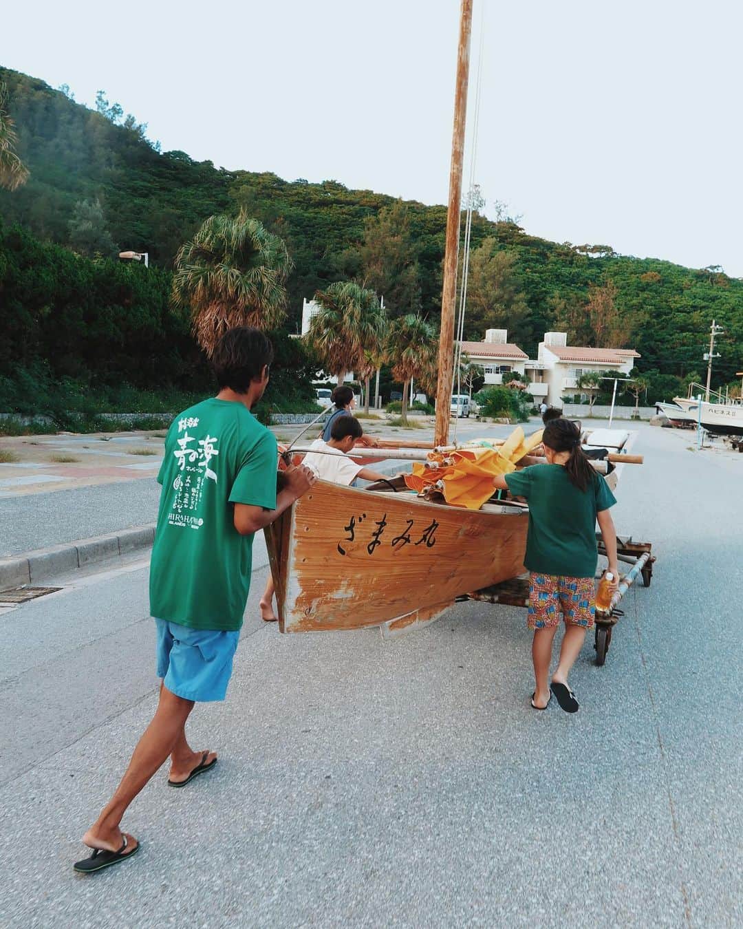 花楓さんのインスタグラム写真 - (花楓Instagram)「SABANI  これは是非体験して欲しい。 冒険とは正にこの事だ。 もっと遠くまで、どこまでも漕げそうだった✨ そして子供達の逞しさと体力よ🔥  そうちゃんがやってる、 座間味唯一の沖縄伝統船サバニツアー。 サバニとは、 沖縄で古くから使われていた漁船。現在は漁船として使われる事も少なく、乗り手も作り手も減少している。沖縄の失われつつある伝統だそう。 釘を一切使わず作られている船。 船からサンセットを見て、 夢みたいな時間だったなぁ😭✨  素敵な時間をありがとう🙏🏻✨  @chinajun.zamami.okinawa  @zamami.chinajun.sohei  #沖縄#座間味島#座間味ブルー  #SABANI」10月12日 23時18分 - _caede_