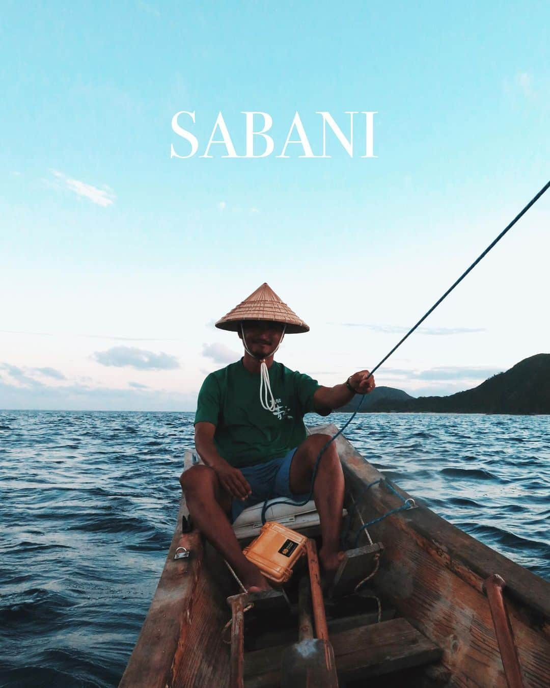 花楓のインスタグラム：「SABANI  これは是非体験して欲しい。 冒険とは正にこの事だ。 もっと遠くまで、どこまでも漕げそうだった✨ そして子供達の逞しさと体力よ🔥  そうちゃんがやってる、 座間味唯一の沖縄伝統船サバニツアー。 サバニとは、 沖縄で古くから使われていた漁船。現在は漁船として使われる事も少なく、乗り手も作り手も減少している。沖縄の失われつつある伝統だそう。 釘を一切使わず作られている船。 船からサンセットを見て、 夢みたいな時間だったなぁ😭✨  素敵な時間をありがとう🙏🏻✨  @chinajun.zamami.okinawa  @zamami.chinajun.sohei  #沖縄#座間味島#座間味ブルー  #SABANI」