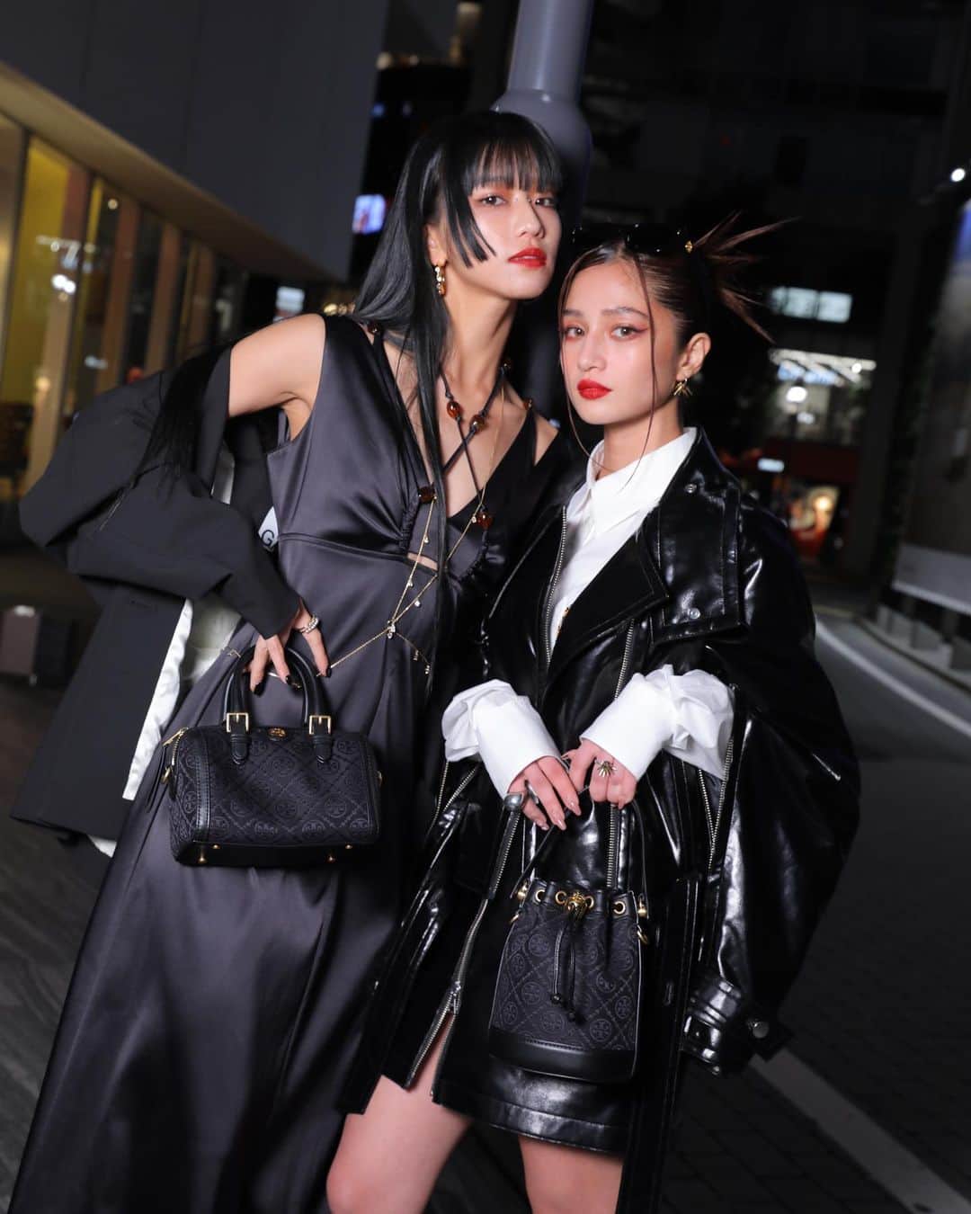 Hinaさんのインスタグラム写真 - (HinaInstagram)「ㅤㅤㅤㅤㅤㅤㅤㅤㅤㅤㅤㅤㅤ  Tory Burch T Monogram Black with @taki_faky 🖤　  オールブラックでモードなTory Burch T Monogramの 世界観に浸った夜でした Thank you&we love  @toryburch 🖤  #Toryburch #Tmonogram　 #トリーバーチ #Tモノグラム  #PR」10月12日 23時20分 - hina_faky