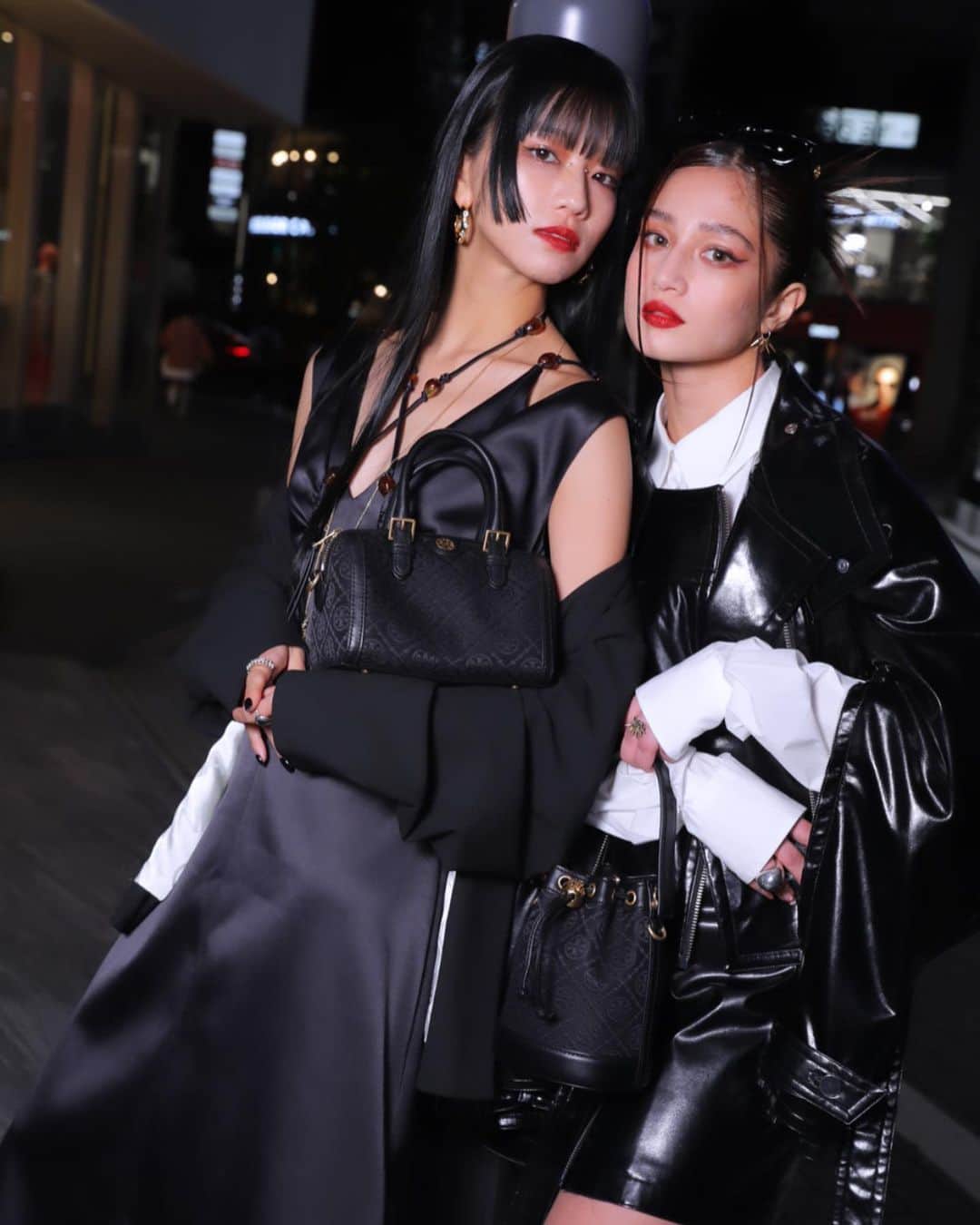 Hinaさんのインスタグラム写真 - (HinaInstagram)「ㅤㅤㅤㅤㅤㅤㅤㅤㅤㅤㅤㅤㅤ  Tory Burch T Monogram Black with @taki_faky 🖤　  オールブラックでモードなTory Burch T Monogramの 世界観に浸った夜でした Thank you&we love  @toryburch 🖤  #Toryburch #Tmonogram　 #トリーバーチ #Tモノグラム  #PR」10月12日 23時20分 - hina_faky