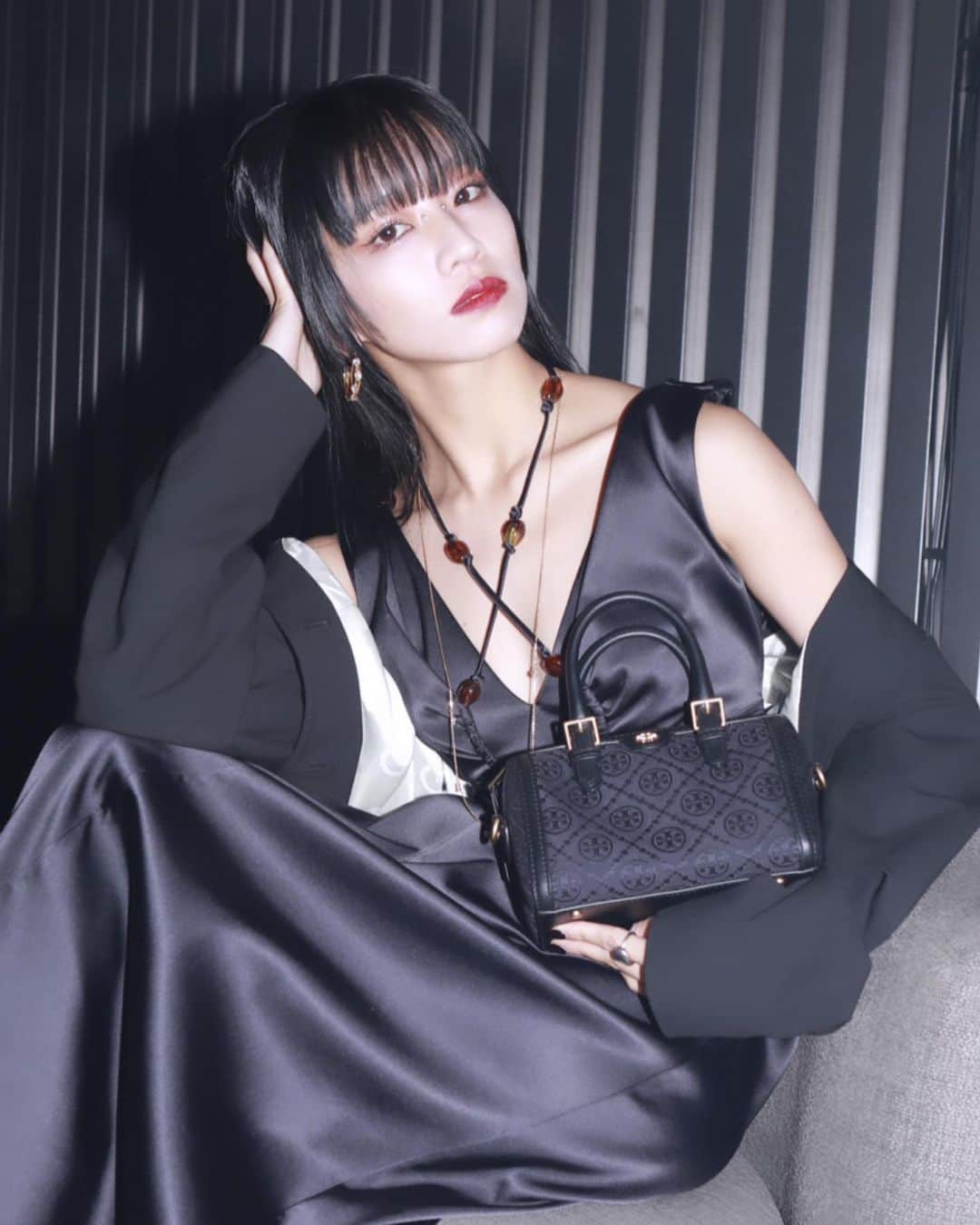 Hinaさんのインスタグラム写真 - (HinaInstagram)「ㅤㅤㅤㅤㅤㅤㅤㅤㅤㅤㅤㅤㅤ  Tory Burch T Monogram Black with @taki_faky 🖤　  オールブラックでモードなTory Burch T Monogramの 世界観に浸った夜でした Thank you&we love  @toryburch 🖤  #Toryburch #Tmonogram　 #トリーバーチ #Tモノグラム  #PR」10月12日 23時20分 - hina_faky