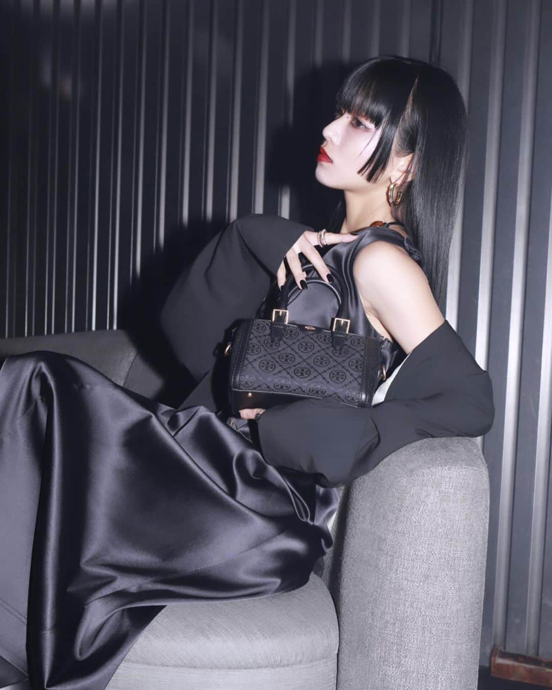 Hinaさんのインスタグラム写真 - (HinaInstagram)「ㅤㅤㅤㅤㅤㅤㅤㅤㅤㅤㅤㅤㅤ  Tory Burch T Monogram Black with @taki_faky 🖤　  オールブラックでモードなTory Burch T Monogramの 世界観に浸った夜でした Thank you&we love  @toryburch 🖤  #Toryburch #Tmonogram　 #トリーバーチ #Tモノグラム  #PR」10月12日 23時20分 - hina_faky