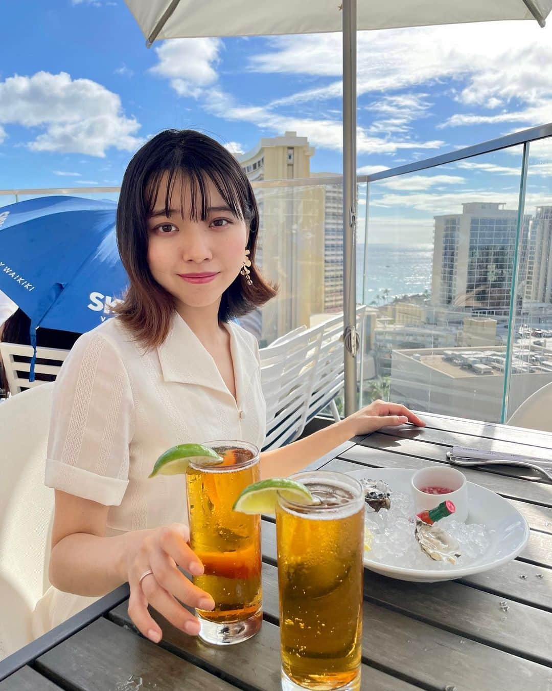 横山キラのインスタグラム：「ワイキキにあるルーフトップバー🥂𓈒𓏸︎︎︎︎  ワイキキビーチとダイヤモンドヘッドが見えて、景色が最高でした✨   #ハワイ旅行  #ハワイグルメ  #ルーフトップバー  #ルーフトップ  #ホノルル  #ワイキキグルメ  #waikiki  #skybar #rooftopbar  #ハワイハッピーアワー」