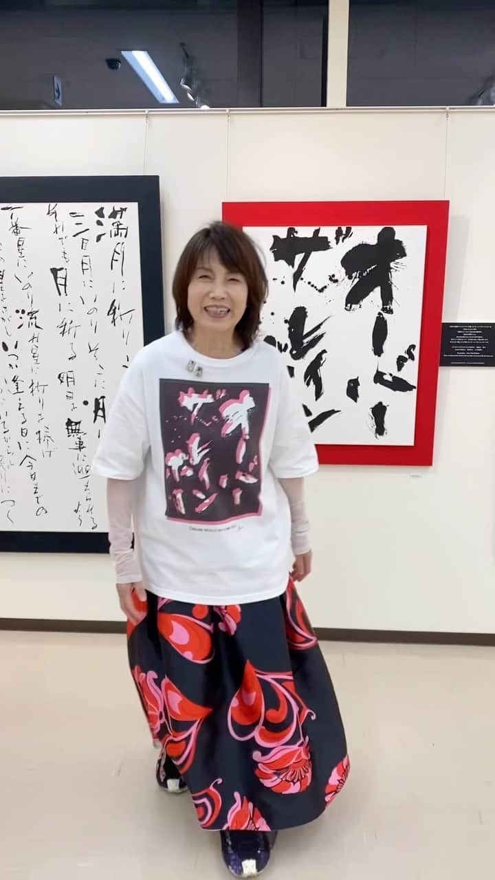 矢野きよ実のインスタグラム：「10月11日から始まりましたぁ 矢野きよ実の書展 今回のタイトルはオーバーザレインボー✨ 書も物販も この動画でお見せしますねー。長いですよ(笑)  チャリティ書道展です。 よろしくお願いします。 2023年10月11日〜16(月) 丸善名古屋本店6階ギャラリー(入場無料) 10:00〜19:00 最終日は17:00  矢野は全ての日に在廊しますが 14日だけ豊田で特殊詐欺被害防止啓発の 1日警察署長でお手伝いさせていただきますので夕方戻ります。 #yanokiyomi #矢野きよ実 #矢野きよ実の書 #名古屋丸善」