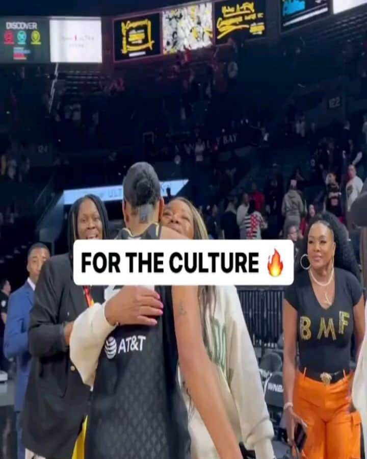 ヴィヴィカ・A・フォックスのインスタグラム：「GM Dawlings! #ABOUTLASTNITE We had a time last night! FUNTIMES @lvaces game  #2 @wnba championship finals! MUCH LUV to LEGEND @ccooper14 DA REAL #MVP @aja22wilson & my gurl @cgray209 WHAT A WIN! Thanks @keri.___ 4 the AWESOME courtside seats! I do not own this music. Viv's Rocking @bellofcalifornia pants #BMF shirt by @vanelisasproducti @sergiorossi boots @versace bag @candyicejewelry Makeup @lbbeautybar Hair @kenyaonhair #LifeIsGood #GodIsGood #Blessed #Respect #GurlPower #VivicaFoxHair #TeamVivica #TeamFox #MyGrindDontStop #LegitimateCareers #BossMoves #LoveWins #TheW #GOACES #JuwannaMan #ClassicBadChicks 🔥🖤💖🏀👸🏽👸🏻🤑🔥」