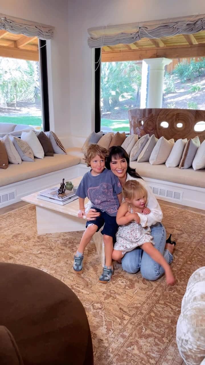 ブリトニー・ワードのインスタグラム：「Hold your babies close! My two greatest accomplishments, Hendrix and Lenny Button 💕」