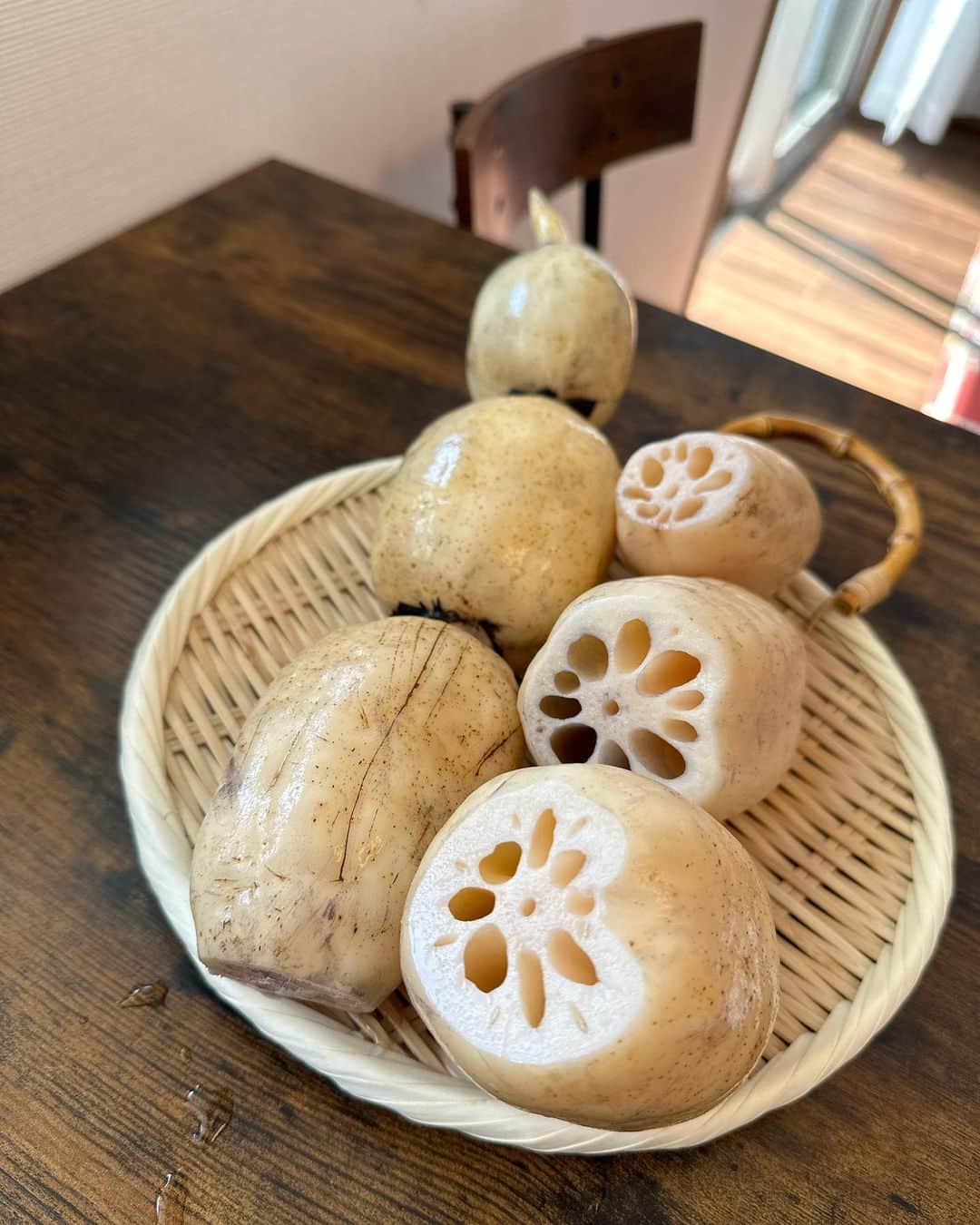 のインスタグラム：「いらっしゃいませ。こんばんは。  茨城の蓮根農家「いちかわファーム」さんから、採れたての蓮根が届きました。  私の蓮根のお料理写真を見てくださって、ぜひお料理してください、とたくさん送って頂きました。  こんなに大きくてカッコいい蓮根みたことない ぜったい美味しいに決まってる‼︎  手書きのレシピや、蓮根の説明書がうれしいです。  このレシピを見てお料理しよう。 近々この蓮根を使って、蓮根インスタLIVEをしようと思います。  いちかわファームさん、ありがとうございます。 美味しく大切にいただきます。🙊🤍  #誠子食堂 @ichikawa__farm」