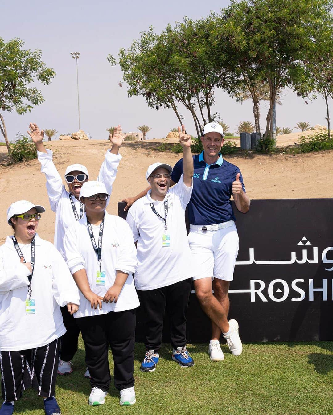 ヘンリク・ステンソンのインスタグラム：「Smiles, golf swings, and hat signings😁🏌🏾‍♂️🧢  Thanks to @roshnksa and @golf_saudi for putting on the clinic with @edga_golf aligning perfectly with our #LittleSticks initiative ✨」