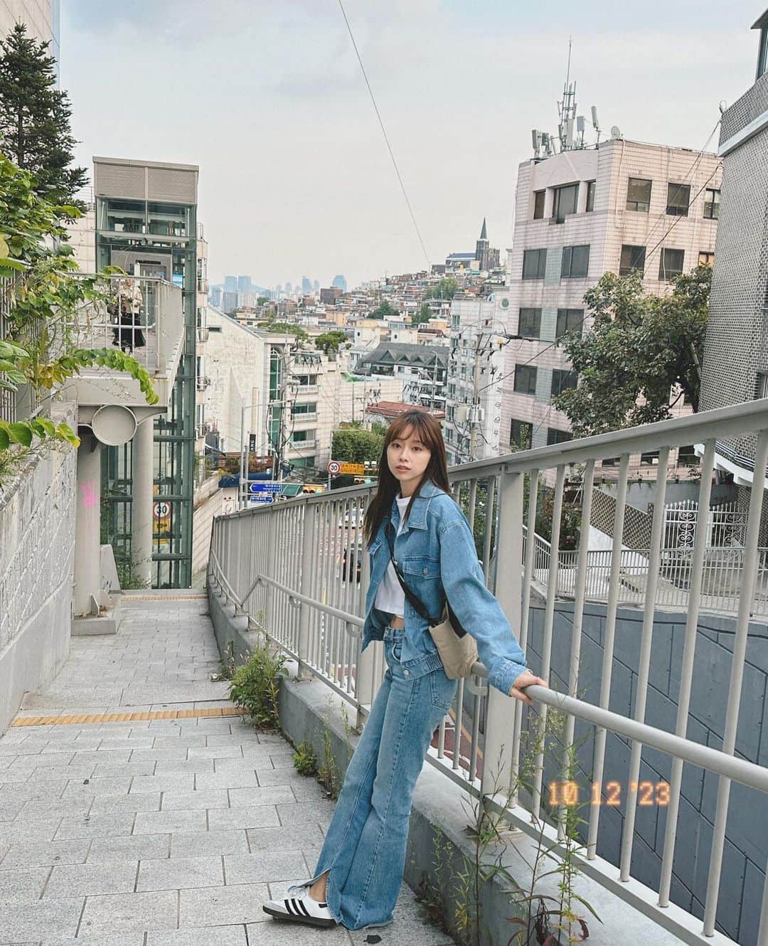 吳斐莉のインスタグラム：「前前後後算了一下，來韓國可能10次有 常常感受到韓國人的溫暖  還記得第一次來首爾玩 坐巴士到了一個離飯店說近不近 說遠不遠的距離 但位置又奇怪到無法走路抵達 我們在路上攔車也都沒人要停 後來有個路人問我們需不需要幫忙 他了解了一下 說這地方Taxi不會載的 於是他請了他的司機來載我們過去😂 對！我們也就這樣上車了  這一切真的發生的太神奇～  這次來我們在地鐵裡無助時 也是路人問我們是否需要幫忙 才知道刷票口旁邊有個按鈕 那裡就可以跟站務員對話了～  還有常常在餐廳裡 遇到會中文的阿珠瑪們🤍超親切  在韓國完全可以理解 歪國人們來到台灣 大概也是非常不知所措 完全看不懂的文字 地鐵英文小到爆炸 而且Google在韓國還不能走路導航😂」