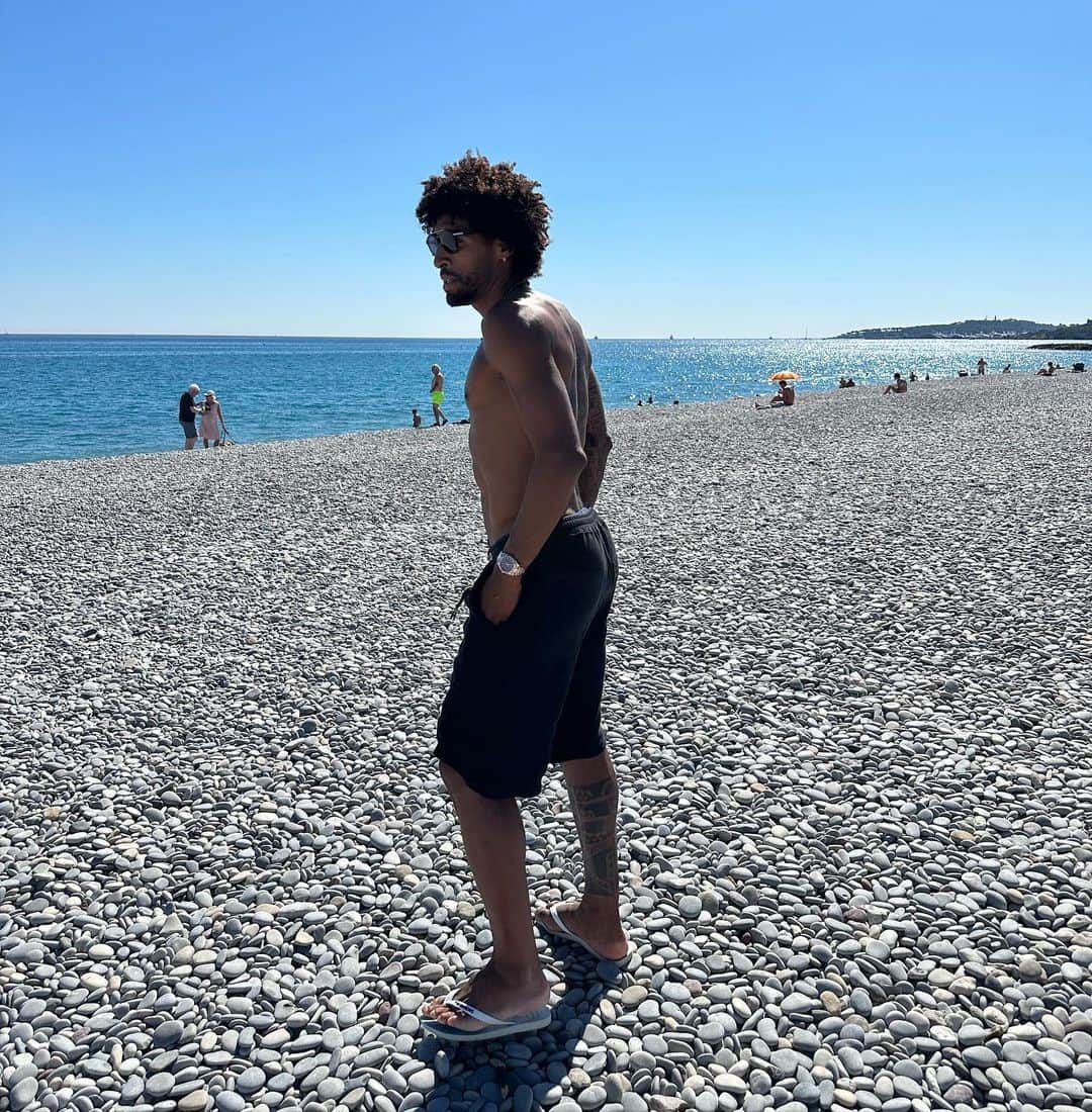 ダンテ・ボンフィム・コスタ・サントスのインスタグラム：「Um pouco de sol , luz , energia , axé que fazem bem a alma 🙌🏽🙏🏾😊」
