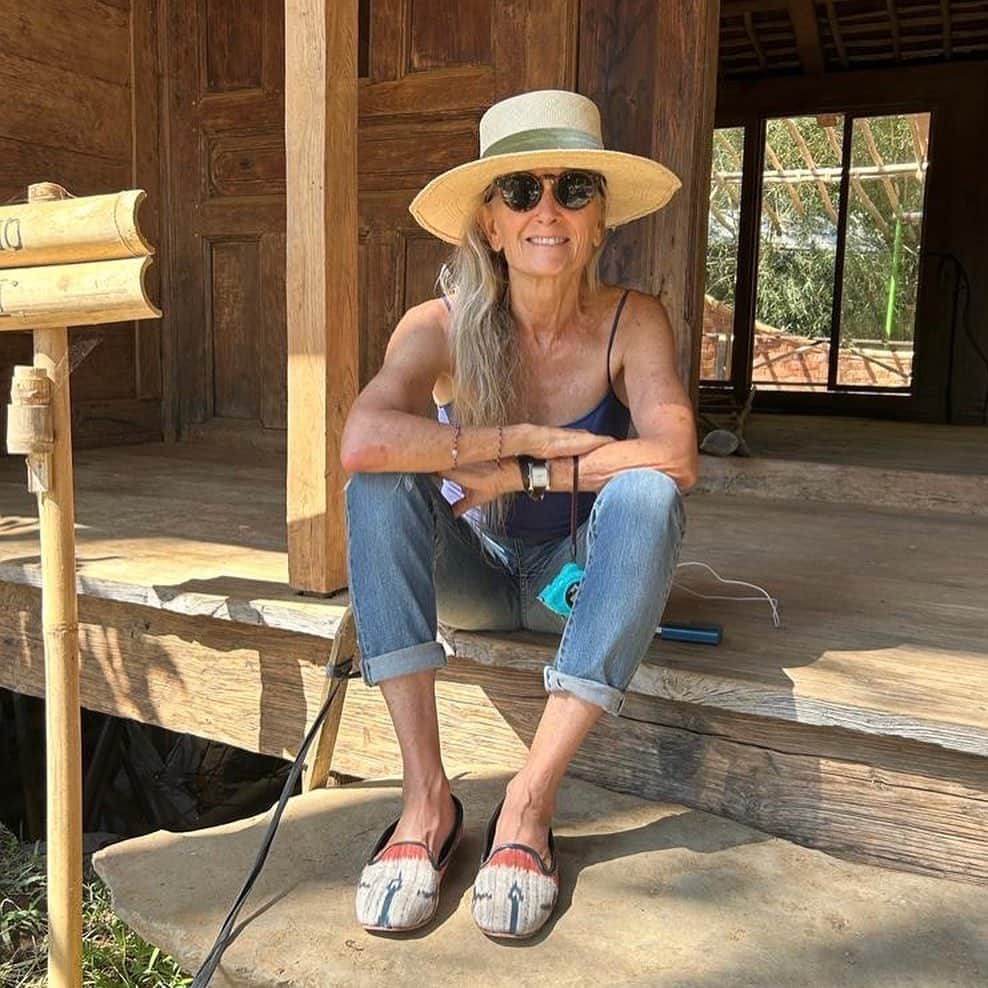 ベックスロックスのインスタグラム：「#Consciousstyle and a conscious mind.  ⠀⠀⠀⠀⠀⠀⠀⠀⠀ Beautiful @cynthiahardy1 wearing our up-cycled Ikat slippers.  ⠀⠀⠀⠀⠀⠀⠀⠀⠀ Cynthia is the president  and co-founder of @greenschoolbali and @bambuindah pioneering sustainability in Bali with her husband @greenbyjohn, from jewellery, education to the most breathtaking innovative eco hotel.  ⠀⠀⠀⠀⠀⠀⠀⠀⠀ Thank you Cynthia for appreciating our artisanal luxury  slippers and wearing them with such panache!  ⠀⠀⠀⠀⠀⠀⠀⠀⠀ You inspire!! 🙏✨ ⠀⠀⠀⠀⠀⠀⠀⠀⠀ To bespoke yours DM or what’s app is directly. ⠀⠀⠀⠀⠀⠀⠀⠀⠀ ⠀⠀⠀⠀⠀⠀⠀⠀⠀ #TheArtOfSlow #sustainablefashion #womensupoortingwomen #oneofakinddesigns #enviromentallyfriendly #bambuhindah #consciousstyle #tbt」