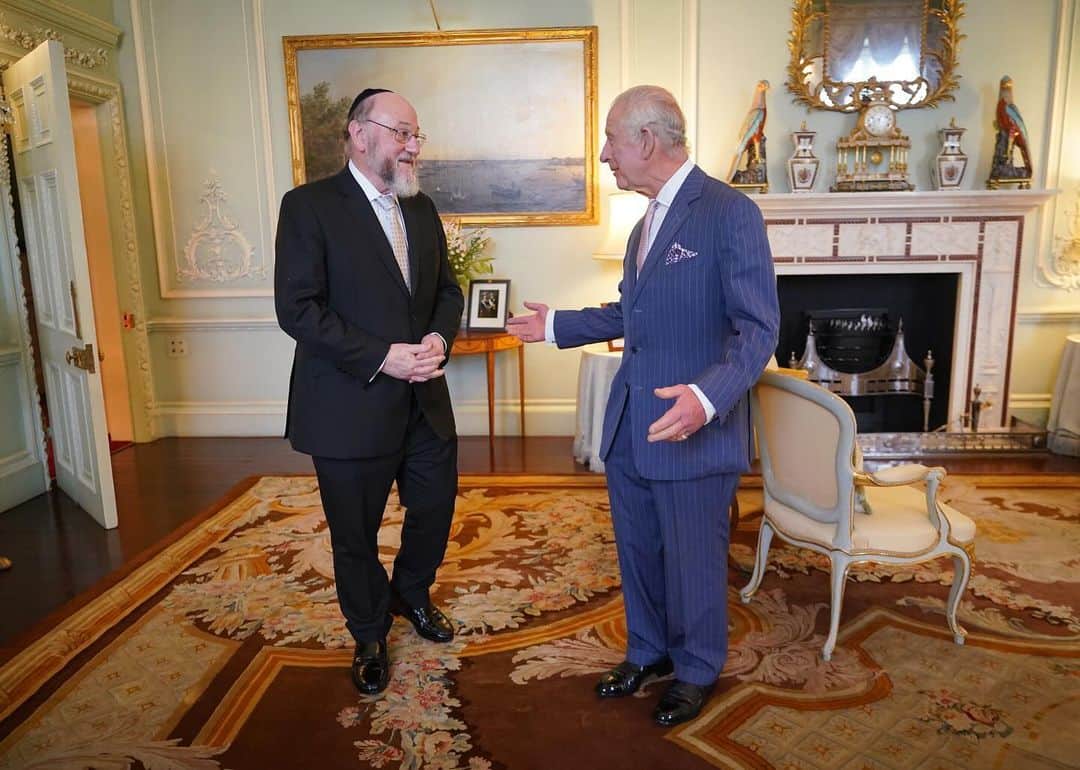 ロイヤル・ファミリーのインスタグラム：「This afternoon, His Majesty The King received Chief Rabbi Sir Ephraim Mirvis for a private audience at Buckingham Palace to discuss ways to support interfaith harmony in the UK and the continued hope that a path to peace can be found internationally.」