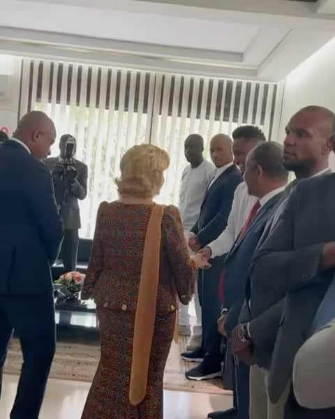 ミケル・ジョン・オビのインスタグラム：「c'est un bel après-midi en côte d'ivoire   It is indeed an honor to be welcomed by The First Lady of Ivory Coast 🇨🇮 Mrs Dominique Ouattara @dominique_ouattara_   Slide 2 is myself and @didierdrogba having conversations around Business in Africa with @akon」