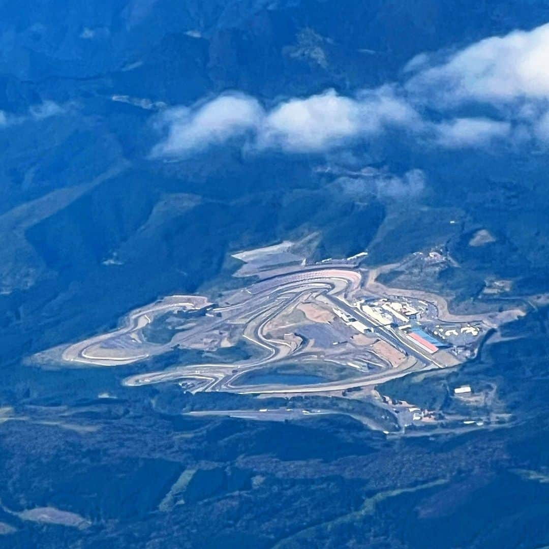 ピエール北川さんのインスタグラム写真 - (ピエール北川Instagram)「📸 今日の収穫w 空からオートポリスをパチリ❗️ 決勝日にはF-15戦闘機のフライトがあります。 自衛隊のパイロットからはこの景色プラスコースを取り囲む色とりどりの観客の盛り上がりや駐車場いっぱいの車も空から見えるんでしょうね🤩」10月12日 23時36分 - pierrekitagawa