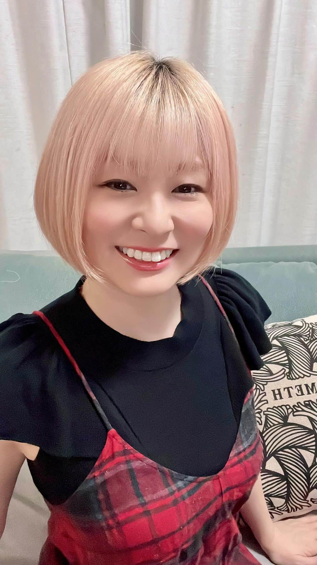 Jun Futamataのインスタグラム：「10/12インスタライブアーカイブ 新曲『環世界』のジャケットで手に持っている黒い石との出会いのお話しをしました。  今回のインスタライブを一言で言うと、、、 RPG回？石回？冒険回？  みんなにもこの場所を見てもらいたくて、投稿に場所を追加したかったのだけど、秘境すぎたのか出てこなかった。。。」