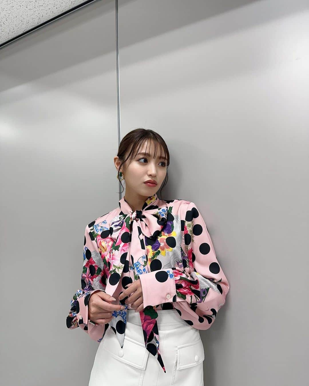 香音のインスタグラム：「取材日でした♡ 衣装可愛い〜🎀  @msgm @manarosa_jewel #くすぶり女とすん止め女 #pr」
