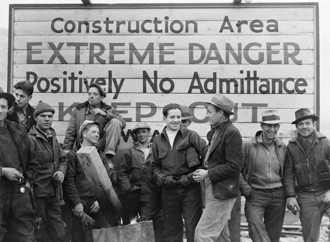 lifeさんのインスタグラム写真 - (lifeInstagram)「Photos from LIFE's first cover story - construction at the work-relief project at Fort Peck Dam in Montana, 1936.  Click the link in bio to see the Fort Peck Dam feature in its entirety, along with a number of photos by Margaret Bourke-White that did not appear in the original cover story.  (📷 Margaret Bourke-White/LIFE Picture Collection)  #LIFEMagazine #LIFEArchive #MargaretBourkeWhite #CoverStory #1930s #Montana #FortPeckDam #NewDeal」10月13日 0時15分 - life