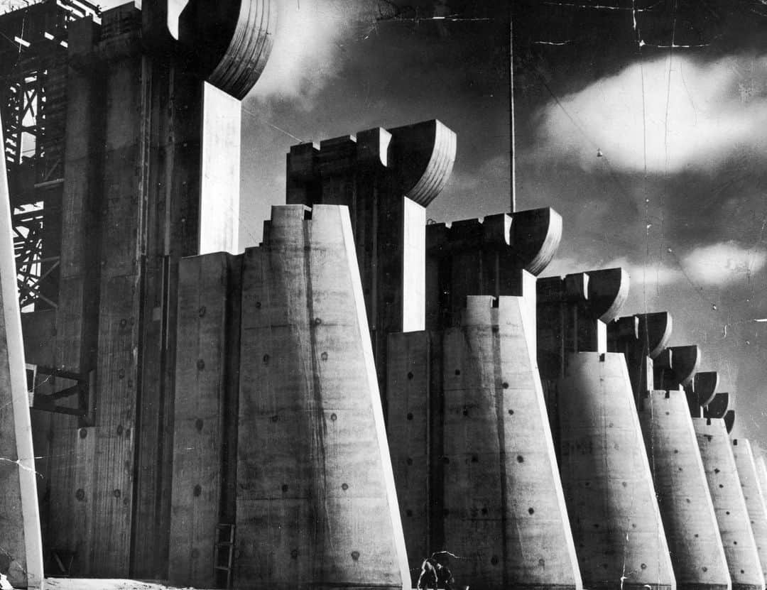 lifeのインスタグラム：「Photos from LIFE's first cover story - construction at the work-relief project at Fort Peck Dam in Montana, 1936.  Click the link in bio to see the Fort Peck Dam feature in its entirety, along with a number of photos by Margaret Bourke-White that did not appear in the original cover story.  (📷 Margaret Bourke-White/LIFE Picture Collection)  #LIFEMagazine #LIFEArchive #MargaretBourkeWhite #CoverStory #1930s #Montana #FortPeckDam #NewDeal」