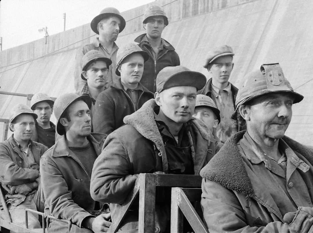 lifeさんのインスタグラム写真 - (lifeInstagram)「Photos from LIFE's first cover story - construction at the work-relief project at Fort Peck Dam in Montana, 1936.  Click the link in bio to see the Fort Peck Dam feature in its entirety, along with a number of photos by Margaret Bourke-White that did not appear in the original cover story.  (📷 Margaret Bourke-White/LIFE Picture Collection)  #LIFEMagazine #LIFEArchive #MargaretBourkeWhite #CoverStory #1930s #Montana #FortPeckDam #NewDeal」10月13日 0時15分 - life