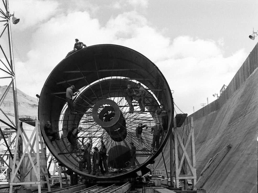 lifeさんのインスタグラム写真 - (lifeInstagram)「Photos from LIFE's first cover story - construction at the work-relief project at Fort Peck Dam in Montana, 1936.  Click the link in bio to see the Fort Peck Dam feature in its entirety, along with a number of photos by Margaret Bourke-White that did not appear in the original cover story.  (📷 Margaret Bourke-White/LIFE Picture Collection)  #LIFEMagazine #LIFEArchive #MargaretBourkeWhite #CoverStory #1930s #Montana #FortPeckDam #NewDeal」10月13日 0時15分 - life