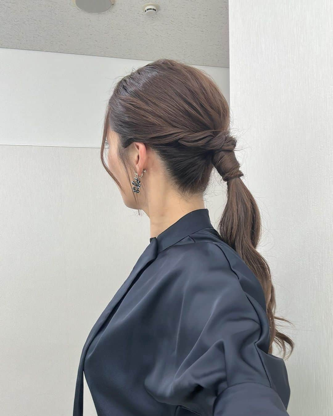 穂川果音さんのインスタグラム写真 - (穂川果音Instagram)「hair style  低めのポニーテールです😊  #hairarrange #hairstyle #ポニーテール　#まとめ髪　#アベプラ #ヘアアレンジ　#ヘアスタイル　#低めのポニーテール　#イヤリング　#earrings #アレンジポニーテール」10月12日 23時47分 - hokawakanonn