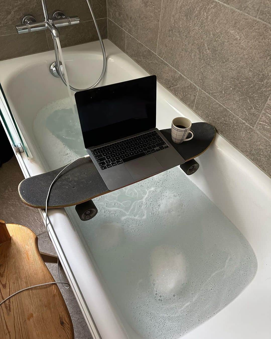 ユーリ・ポドラドチコフのインスタグラム：「🛁+🛹+☕️ patent number : 115,964,364 date of patent : 12th oktober 2023  – my way of reading the 3'000 pages for @livingcommons 's seminar @europeangraduateschool」