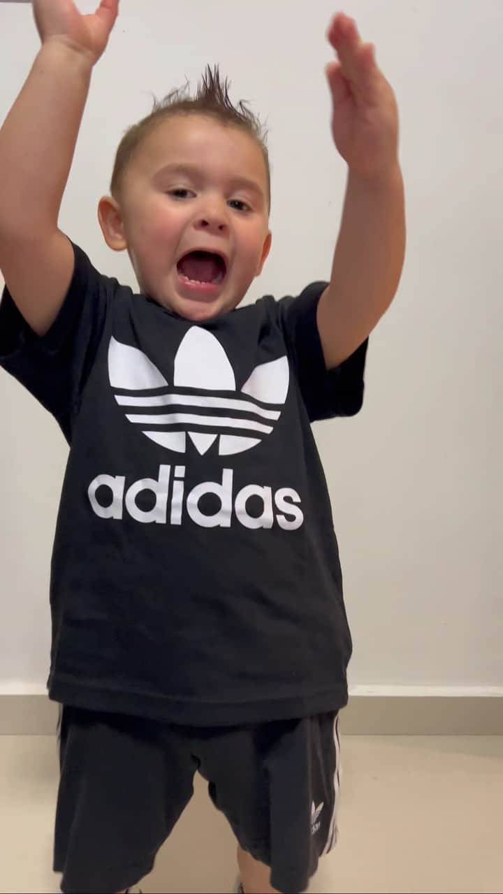 アルトゥール・ザネッティのインスタグラム：「Feliz dia das crianças!!! 🤩🤩  Look da @adidas @adidasbrasil 😍  #baby  #outfit  #adidas  #kids」
