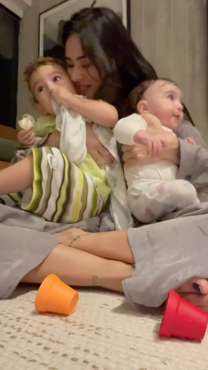 Thaila Ayalaのインスタグラム：「Ahhh meus filhos,  Sabe gestar vocês foi um grande desafio na vida da mamãe, foi BEM DIFÍCIL, duas gravidezes bem diferente uma da outra mas ambas bem desafiadoras. Cheguei a ouvir de algumas pessoas q eu não merecia estar grávida ou ter vocês por ter sido sincera em não ter gostado de passar mal os 10 meses de gestação, por ter desencadeado TODAS as doenças que se é possível ter em uma gestação, por ter quase morrido em uma síndrome Hellp, e tantas outras coisas! Mas a verdade é que se eu precisasse passar por isso 1 milhão de vezes para ter vcs aqui nos meus braços eu passaria 2 milhões vezes!!! Como explicar esse amor que transcende, que transforma, que preenche, que cativa, que emociona… Qdo estou triste vocês me alegram c apenas um sorriso, vocês mudam tudo, mudam a frequência dentro de mim, qdo estou desanimada vcs me dão ânimo, qdo estou cansada vcs me dão força. Vocês definitivamente são a melhor parte mim, o melhor que já fiz!」