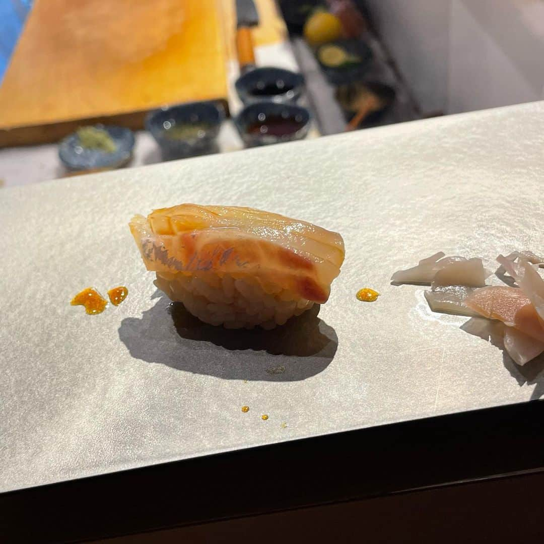 よしかわなみさんのインスタグラム写真 - (よしかわなみInstagram)「🐟 初 築地 🐟 ほぼシャッターしまってたけど、それはそれで面白かった笑 次は早めに行こうね〜〜  立ち飲みも立ち喰い寿司になにも調べずふらっと入ったところだけど そんな出会いもいいね♡ お魚最高です、感謝！  いつもありがとう🍅」10月12日 23時55分 - _chocoichi56_