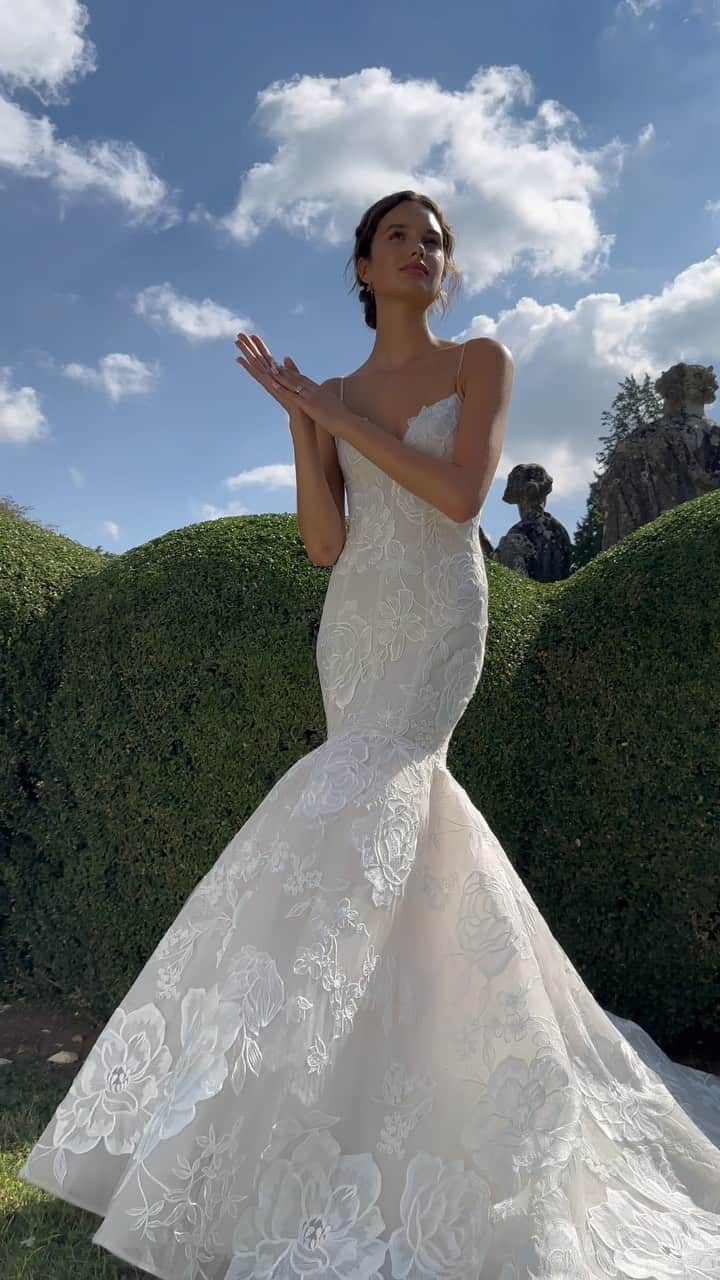 Monique Lhuillierのインスタグラム：「Italian Romance 🤍🍃 #moniquelhuillier #mlbride #mlfall24bridal」