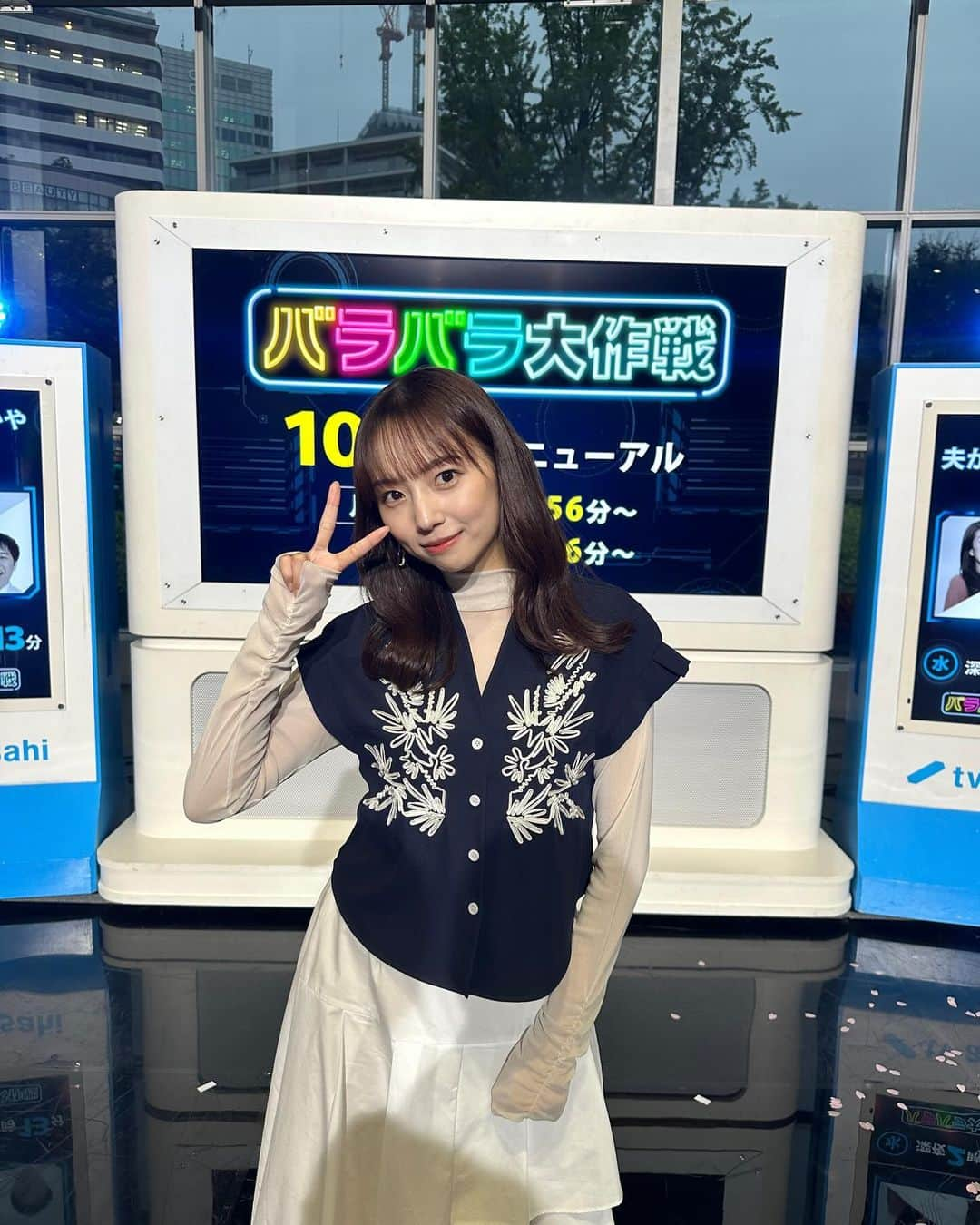 新内眞衣のインスタグラム：「_  本日深夜2:47〜 テレビ朝日 めざせ！#切り出し職人 がスタートします🙌  初回ならではの #寺川俊平 アナとの ぎこちない感じも是非お楽しみに！笑  ゲストは #アンジェリーナサンブンノイチ さんです🤍 #刺さルール ぶりで嬉しいです！  深い時間ですが 是非ご覧ください！！！  #新内眞衣」