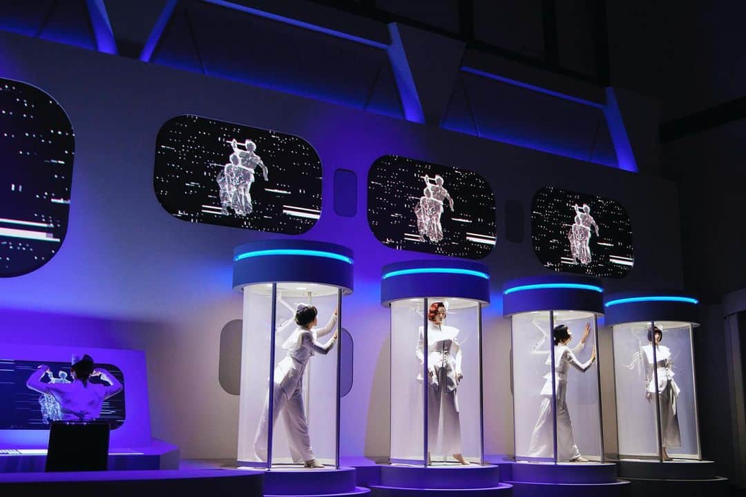 増山祥太のインスタグラム：「. TOKYO NODE 開館記念企画 第一弾 “Syn : 身体感覚の新たな地平”  by Rhizomatiks × ELEVENPLAY 変形する空間、目の前に現れる24人のダンサー。イマーシブな世界が立ち上がるspatial experience。  ----------------------  LEDビジョン、協賛で入らせて頂いております。(使用:gallery A, gallery C)  実際観に行くのが楽しみ😊  #tokyonode  #tokyonodedining  #ledvision  #映像  #虎ノ門ヒルズステーションタワー」