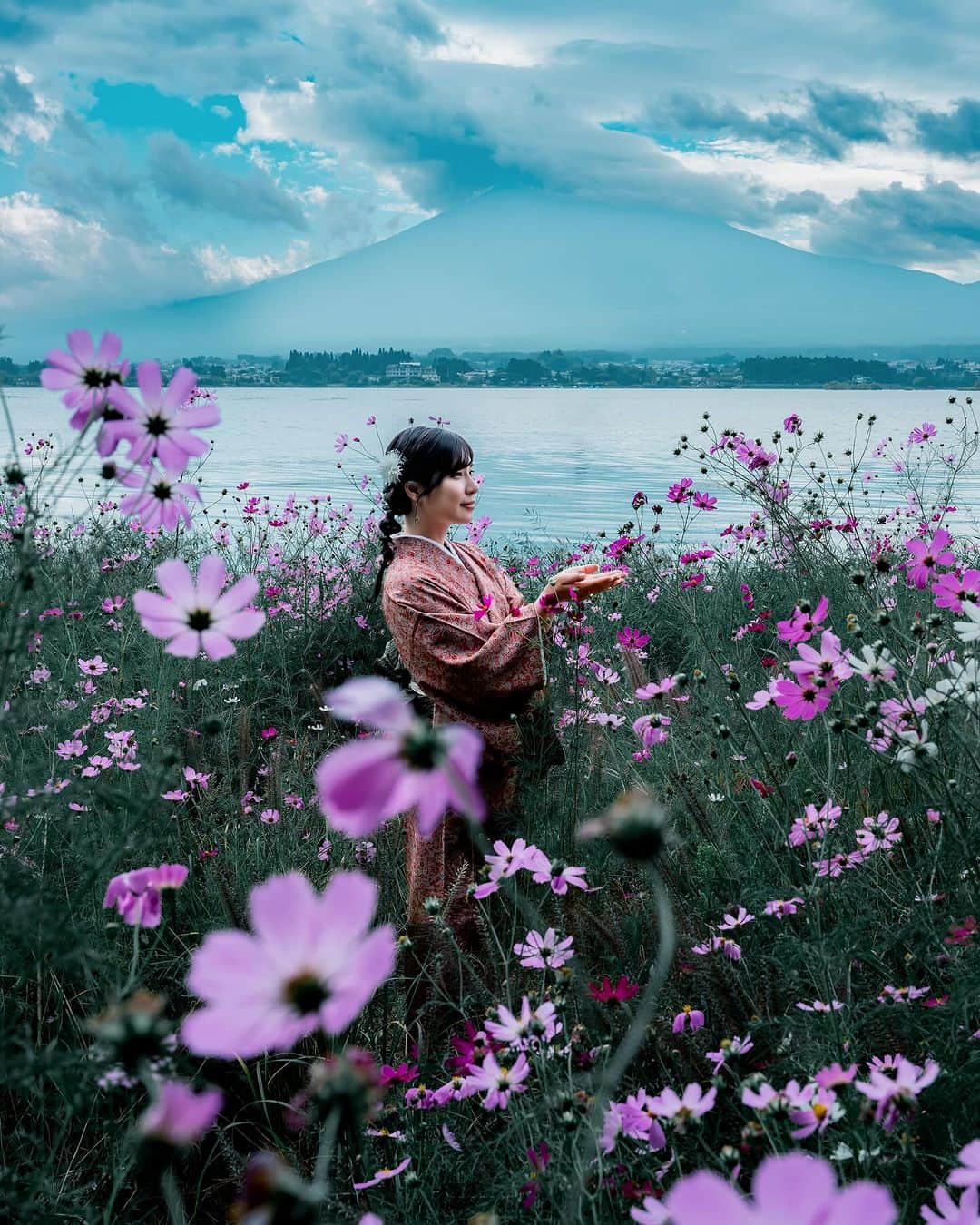 shabonのインスタグラム：「* . . . . . この前の別カット🌼 . シャインマスカットパフェ また食べたい🫣 （ダイエット中です！！） . . model : @fujirom_  . . FUJIFILM GFX50S II /  GF45mm F2.8 R WR . . . . . . *」