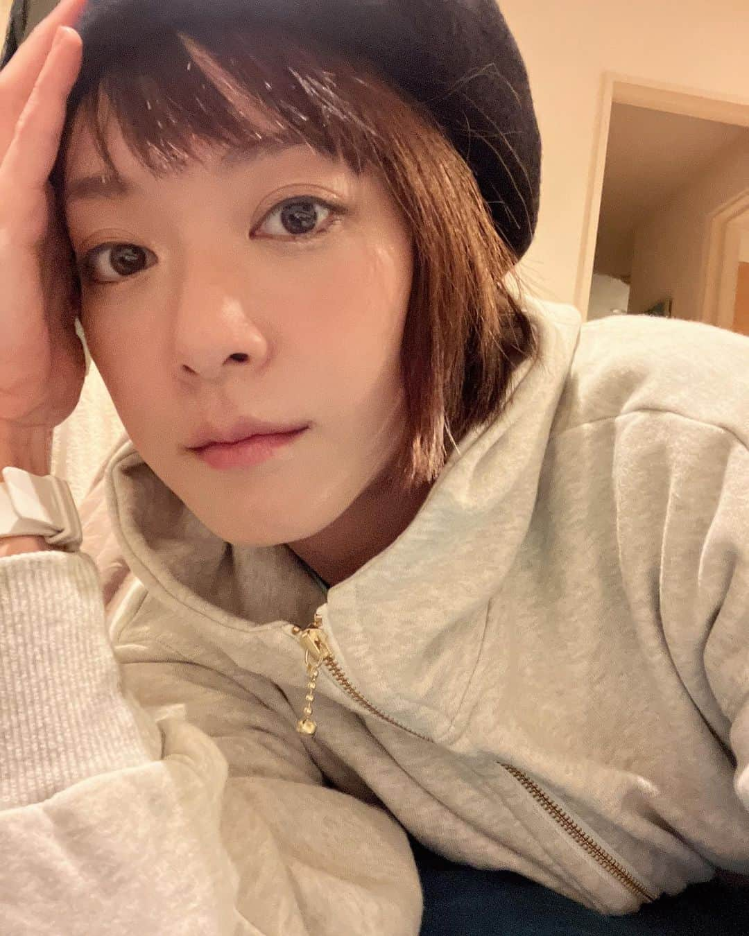 上野樹里のインスタグラム：「「着ているところが見たい」という要望にお応えして、今着てみたよ🤍💙   稽古中、パーカー着てる写真一回も撮らず仕舞いだったしね😆  グレー🩶は楽屋だから今手元にないけど。洗っては干して着てま〜す🧺  みんな大活躍してくれてまーす。でもそれが当たり前になってるから写真も撮ってなくて🤳 きっと誰かにとっても便利な一着になると思う。  ウールのハイネックは、もう少し寒くなったら重ねて着ようかなぁ😉🍂  @tuikauri_official  #pr」