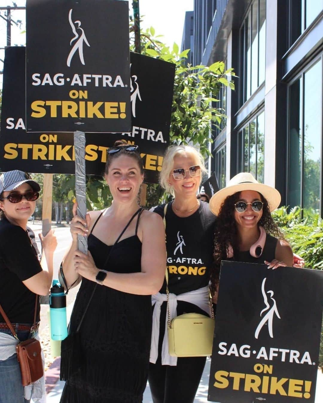 アリミ・バラードさんのインスタグラム写真 - (アリミ・バラードInstagram)「FIND YOU A PICKET LINE!!!! JOIN US..👉 www.SagAftraStrike.org 💯💫   UNTIL IT’S DONE!!! A 👏 FAIR 👏 DEAL 👏 #UnionSTRONG #SAGAFTRAStong #WGAStrong   #RePost w/ @sagaftra To Our Fellow #SagAftraMembers:  It is with profound disappointment that we report the industry CEOs have walked away from the bargaining table after refusing to counter our latest offer. We have negotiated with them in good faith, despite the fact that last week they presented an offer that was, shockingly, worth less than they proposed before the strike began.  Our resolve is unwavering. Join us on picket lines and at solidarity events around the country and let your voices be heard.   One day longer. One day stronger. As long as it takes.  - Your TV/Theatrical Negotiating Committee」10月13日 0時04分 - alimiballard